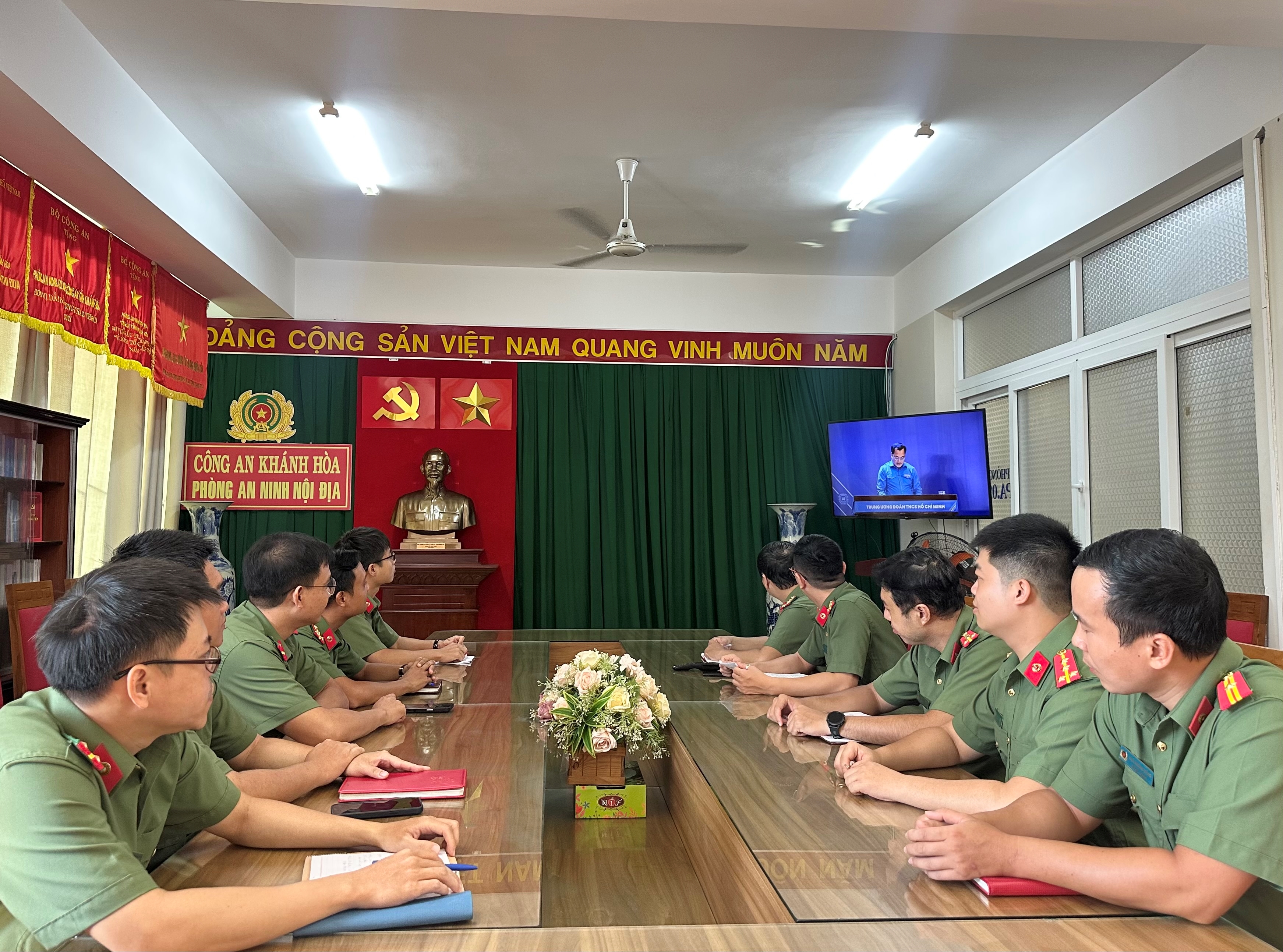 Cán bộ, chiến sĩ, đoàn viên Phòng An ninh nội địa Công an tỉnh Khánh Hòa học tập, quán triệt Nghị quyết Đại hội Đoàn toàn quốc lần thứ XIII