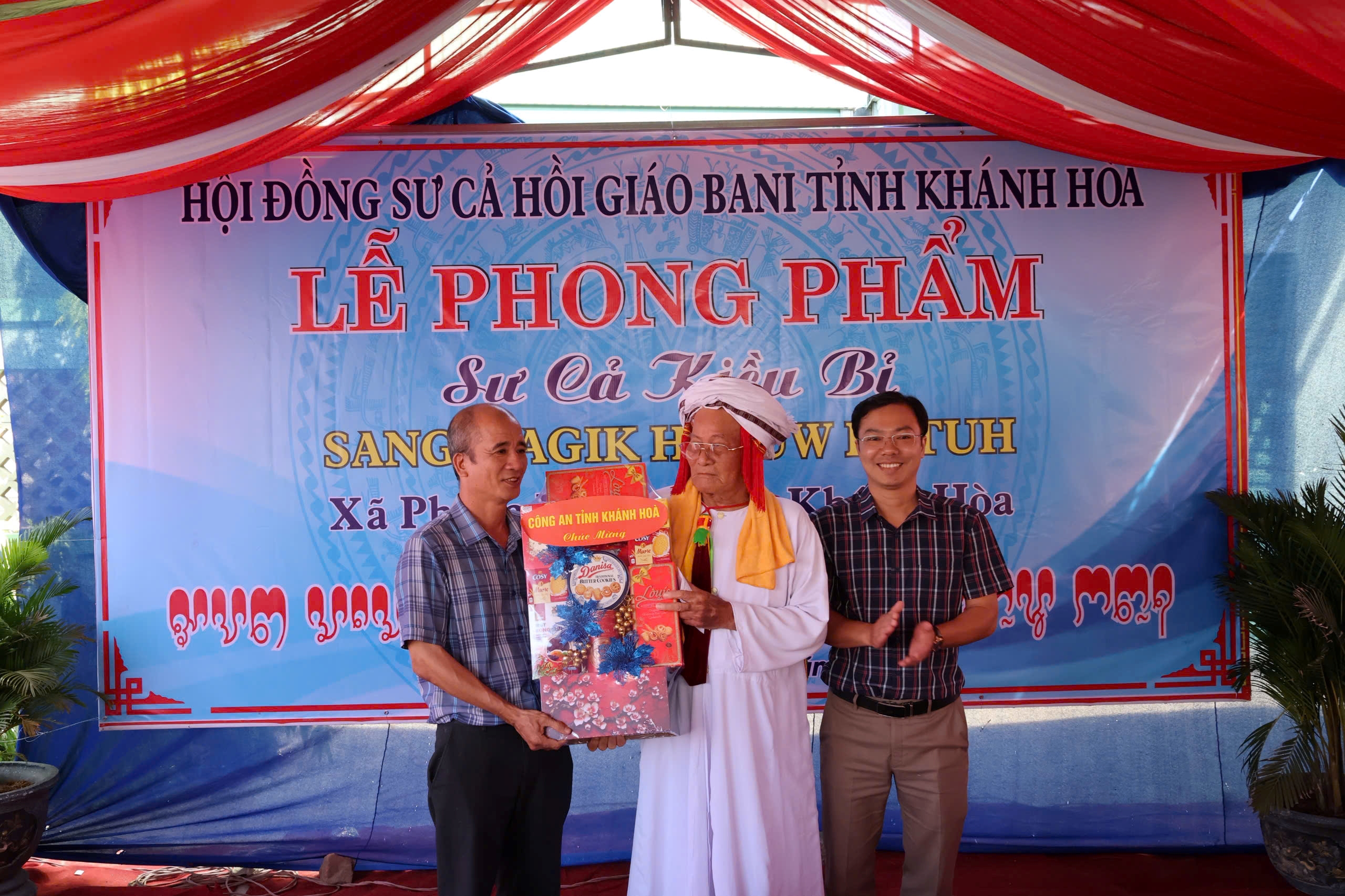 Công an tỉnh Khánh Hòa dự, chúc mừng lễ phong phẩm Sư cả Kiều Bỉ