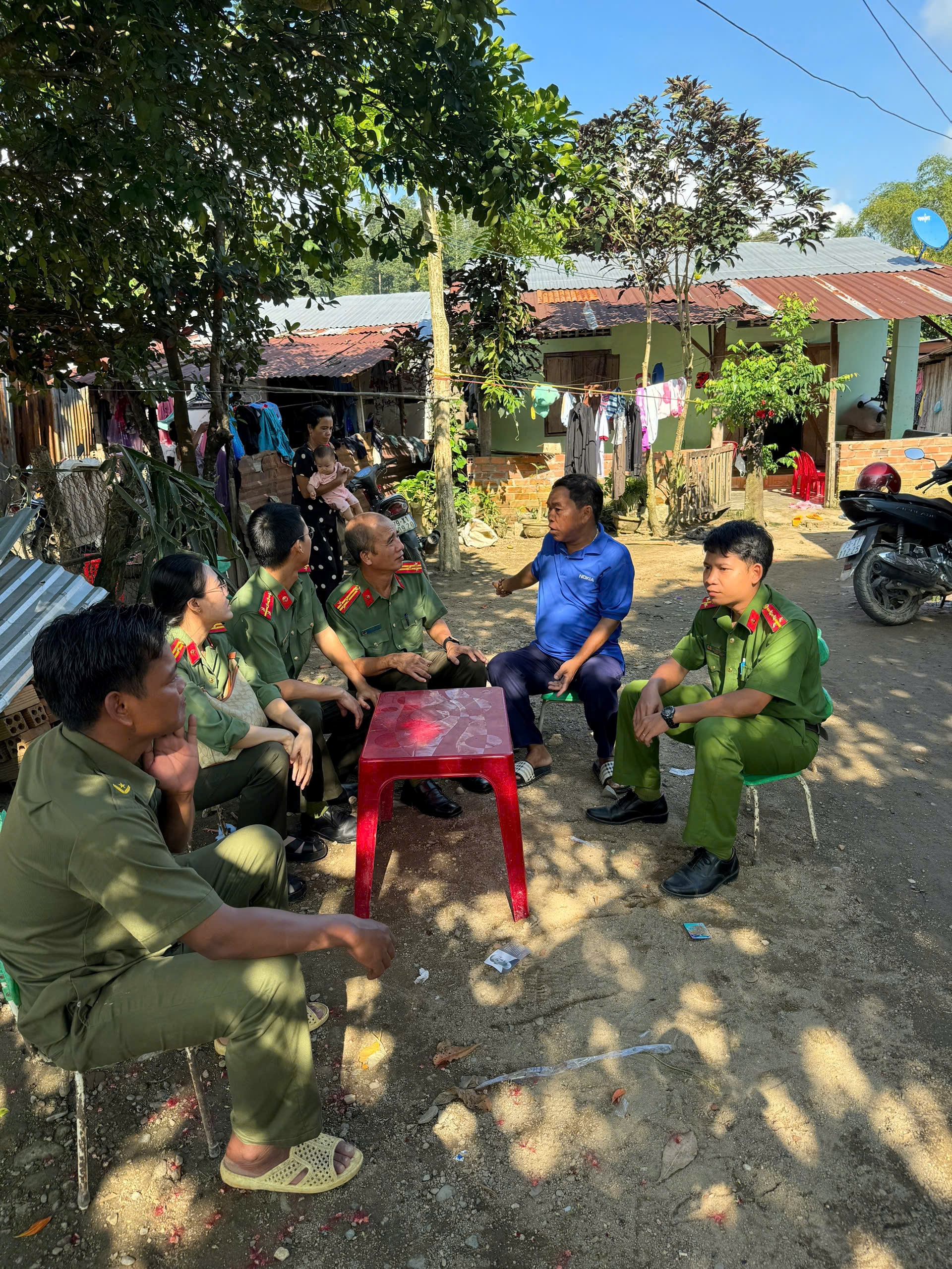 ​​​​​​​Phòng An ninh nội địa Công an tỉnh Khánh Hòa thăm hỏi, tặng quà các hộ gia đình có hoàn cảnh khó khăn vùng đồng bào dân tộc thiểu số