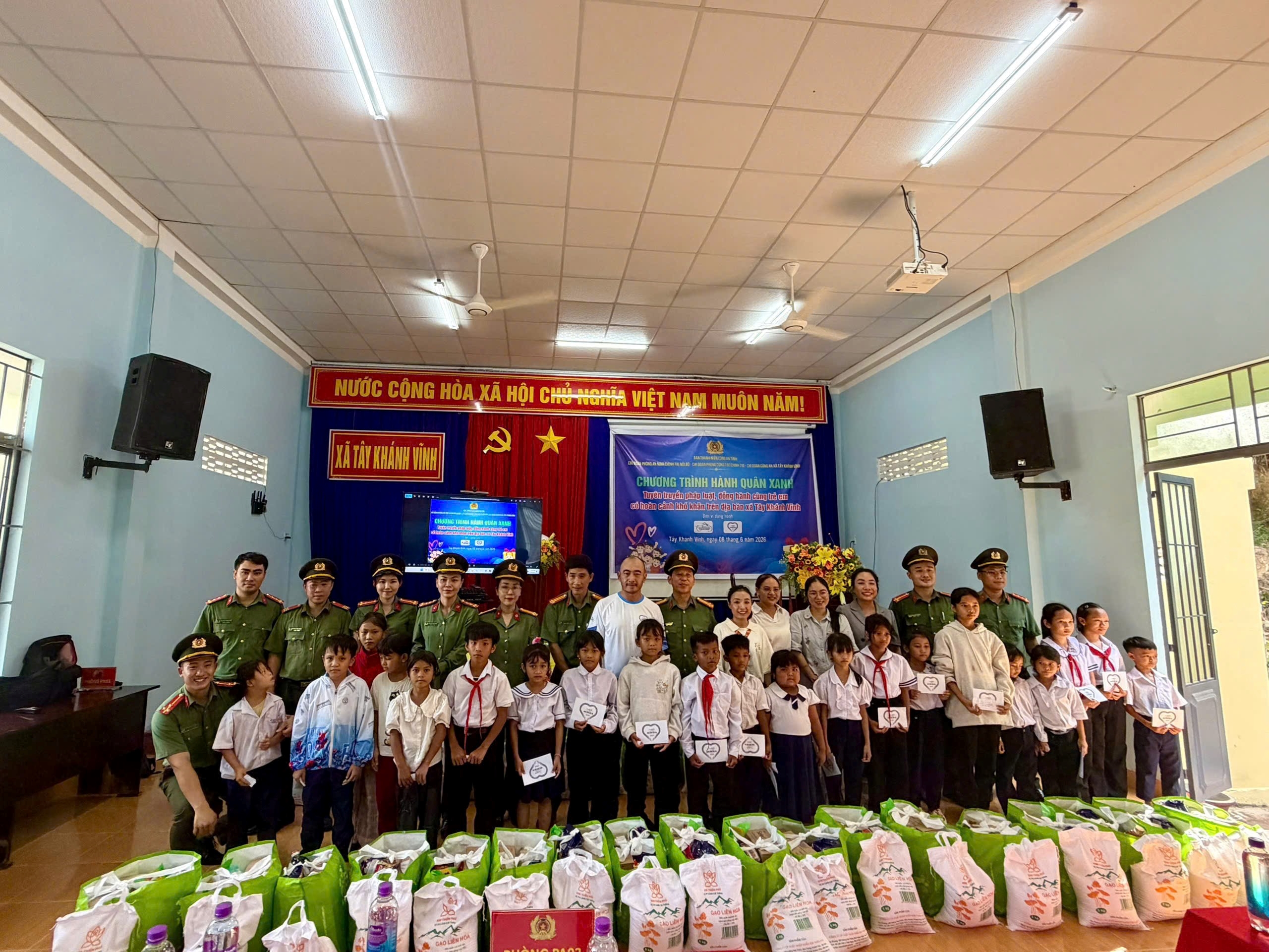 Lan toả yêu thương đến trẻ em vùng dân tộc thiểu số
