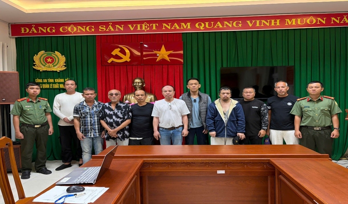 Phòng Quản lý xuất nhập cảnh tiếp nhận công dân bị nước ngoài trục xuất về nước