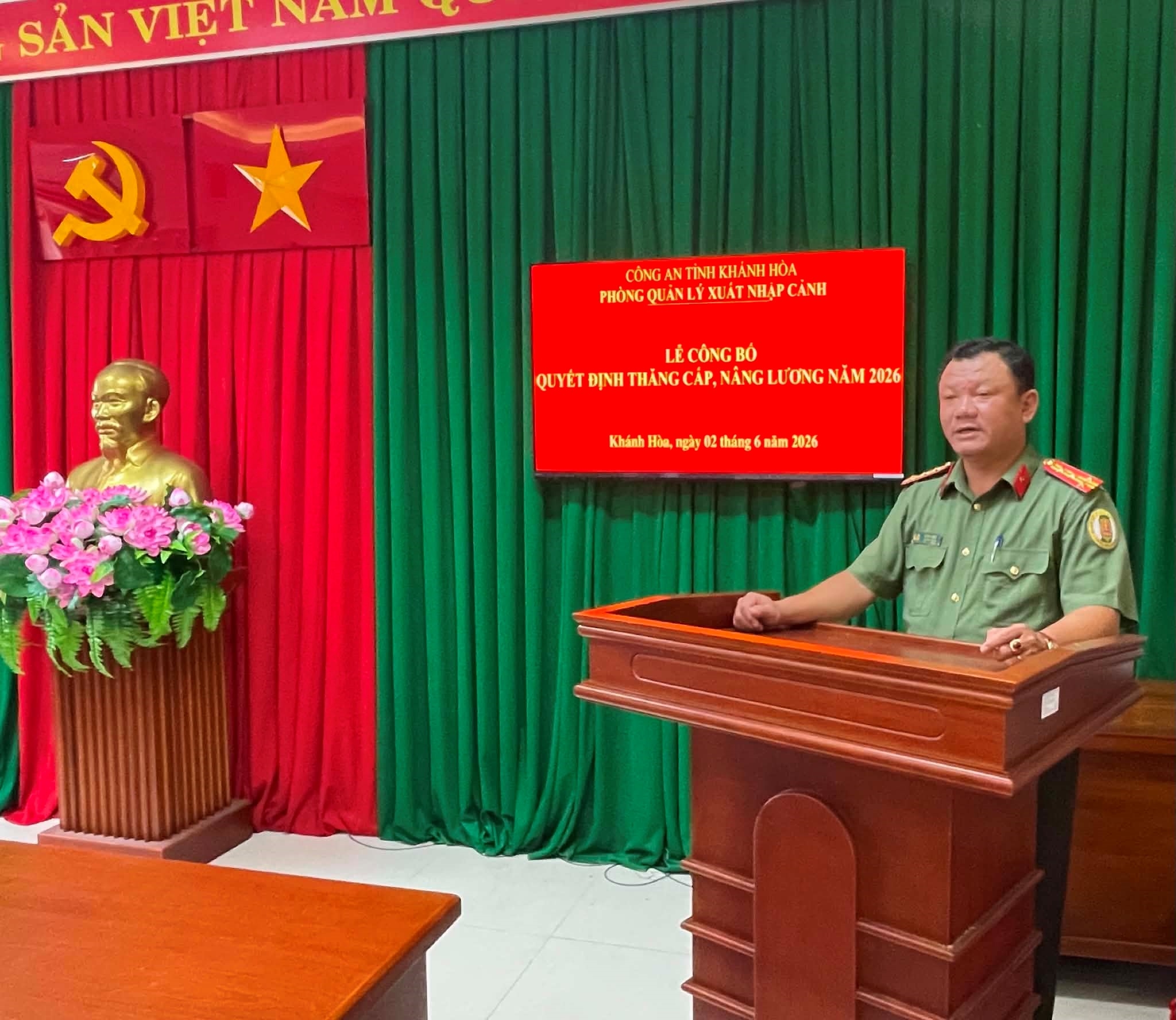 Phòng Quản lý xuất nhập cảnh: Công bố quyết định thăng cấp bậc hàm, nâng lương năm 2026