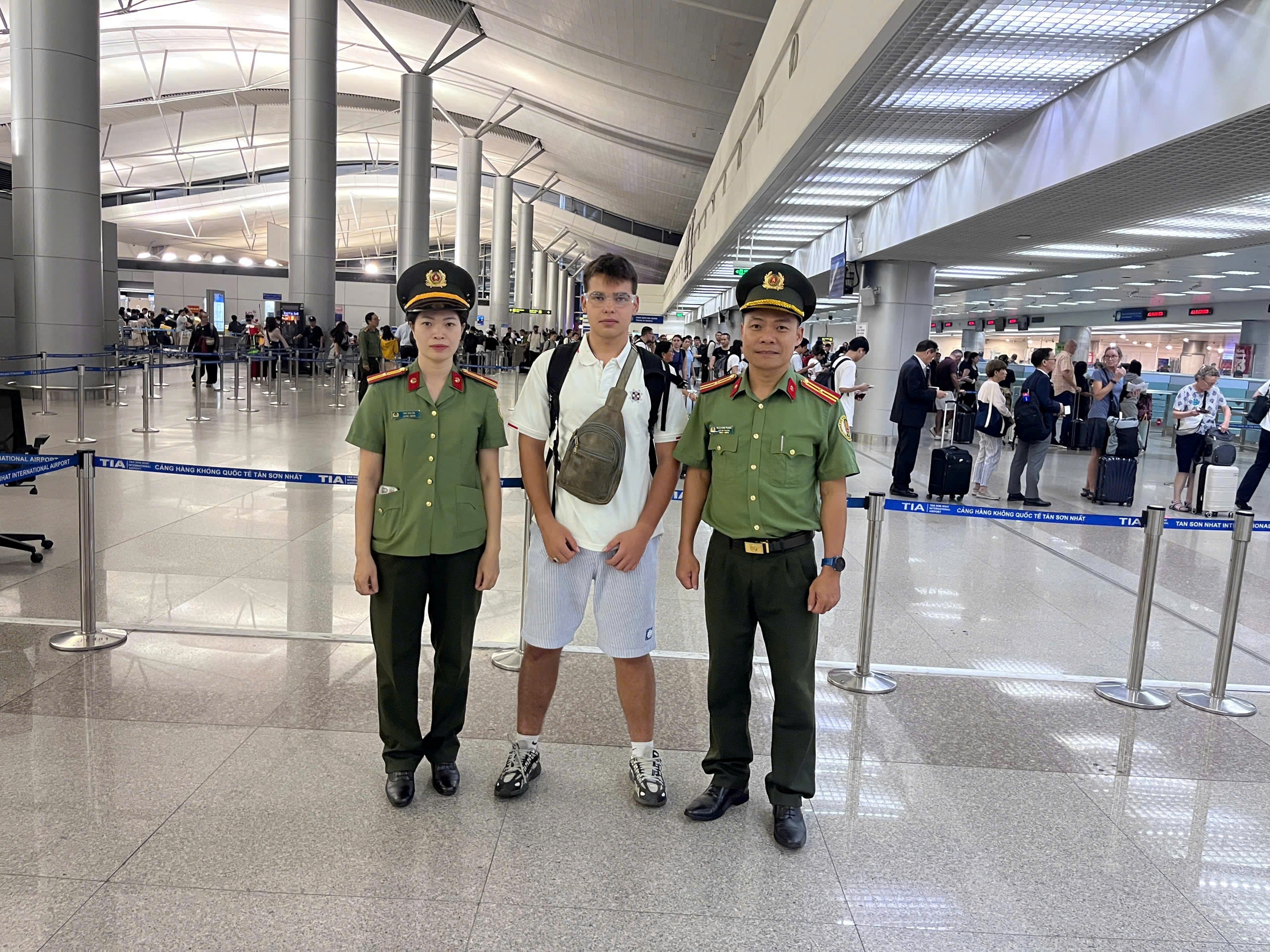 Lan tỏa hình ảnh đẹp của lực lượng quản lý xuất nhập cảnh khánh hòa “trong mắt” du khách quốc tế