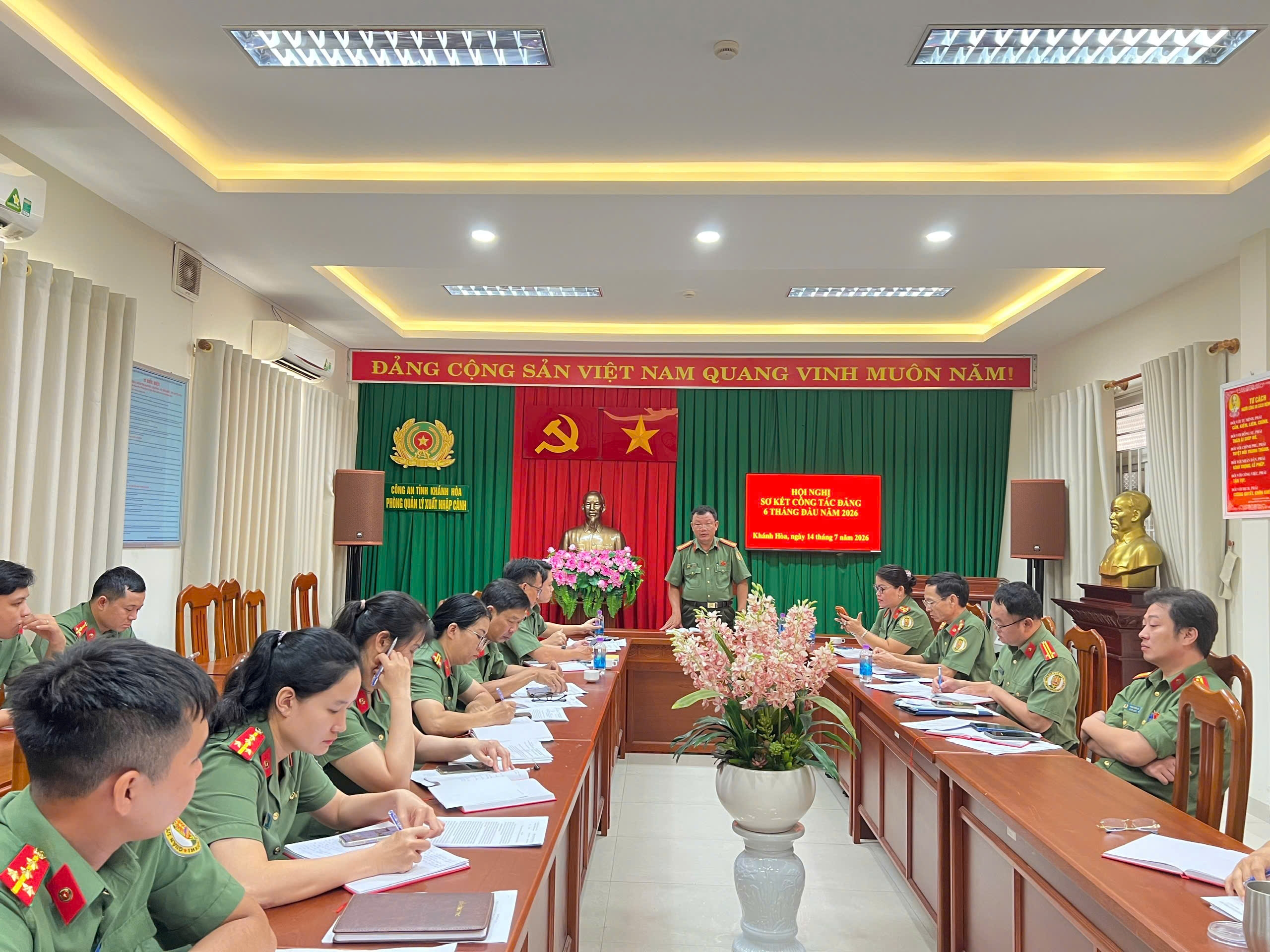 Đảng ủy Phòng Quản lý xuất nhập cảnh sơ kết công tác Đảng 6 tháng đầu năm 2026