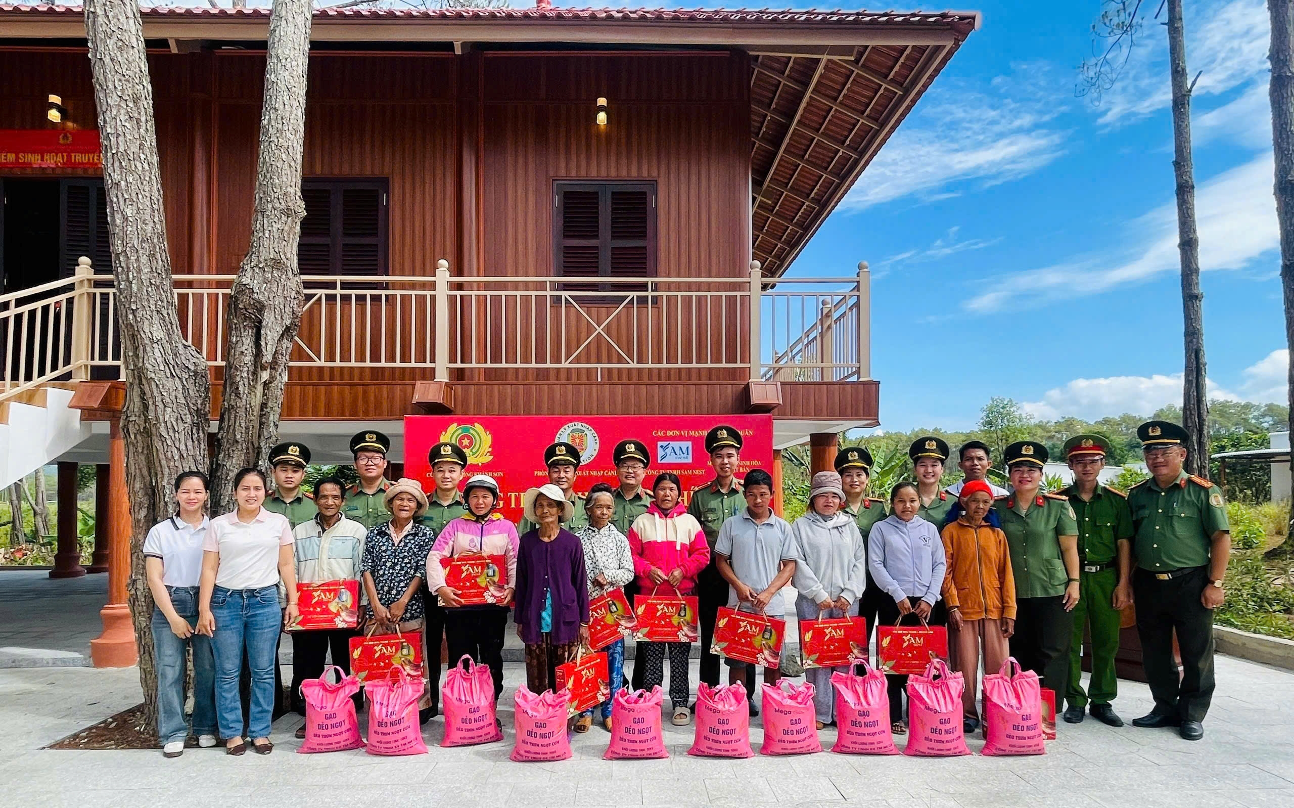 Phòng Quản lý xuất nhập cảnh tổ chức sinh hoạt chính trị tại xã Đông Khánh Sơn