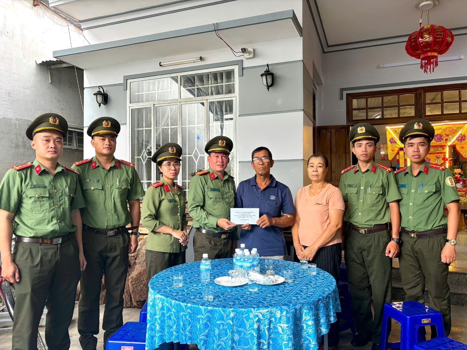 Cụm thi đua số 1 - Công an tỉnh Khánh Hòa thăm, tặng quà thân nhân liệt sĩ CAND