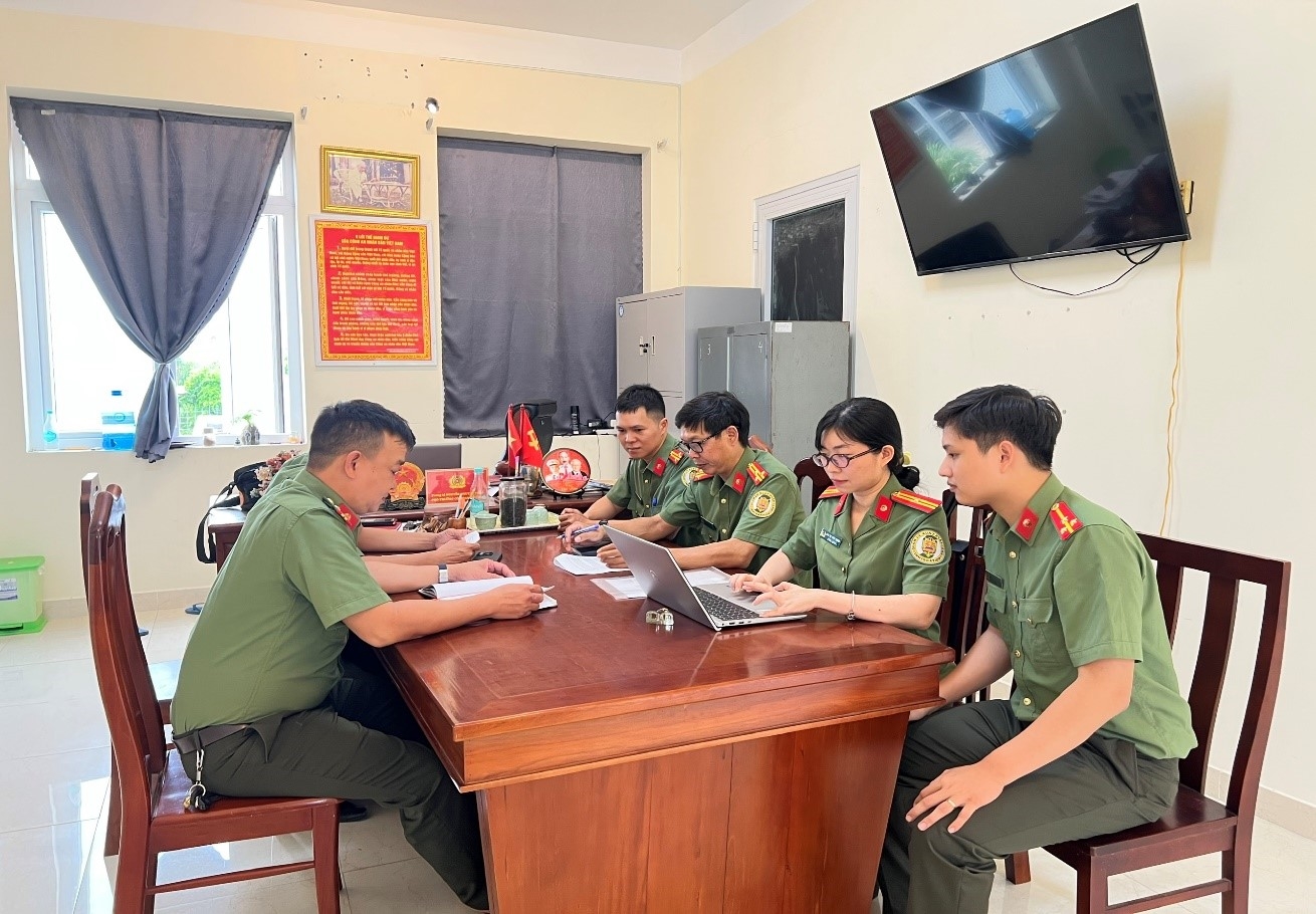 Phòng Quản lý xuất nhập cảnh tiếp tục ra quân hỗ trợ công an cơ sở triển khai có hiệu quả phần mềm dùng chung của Bộ Công an