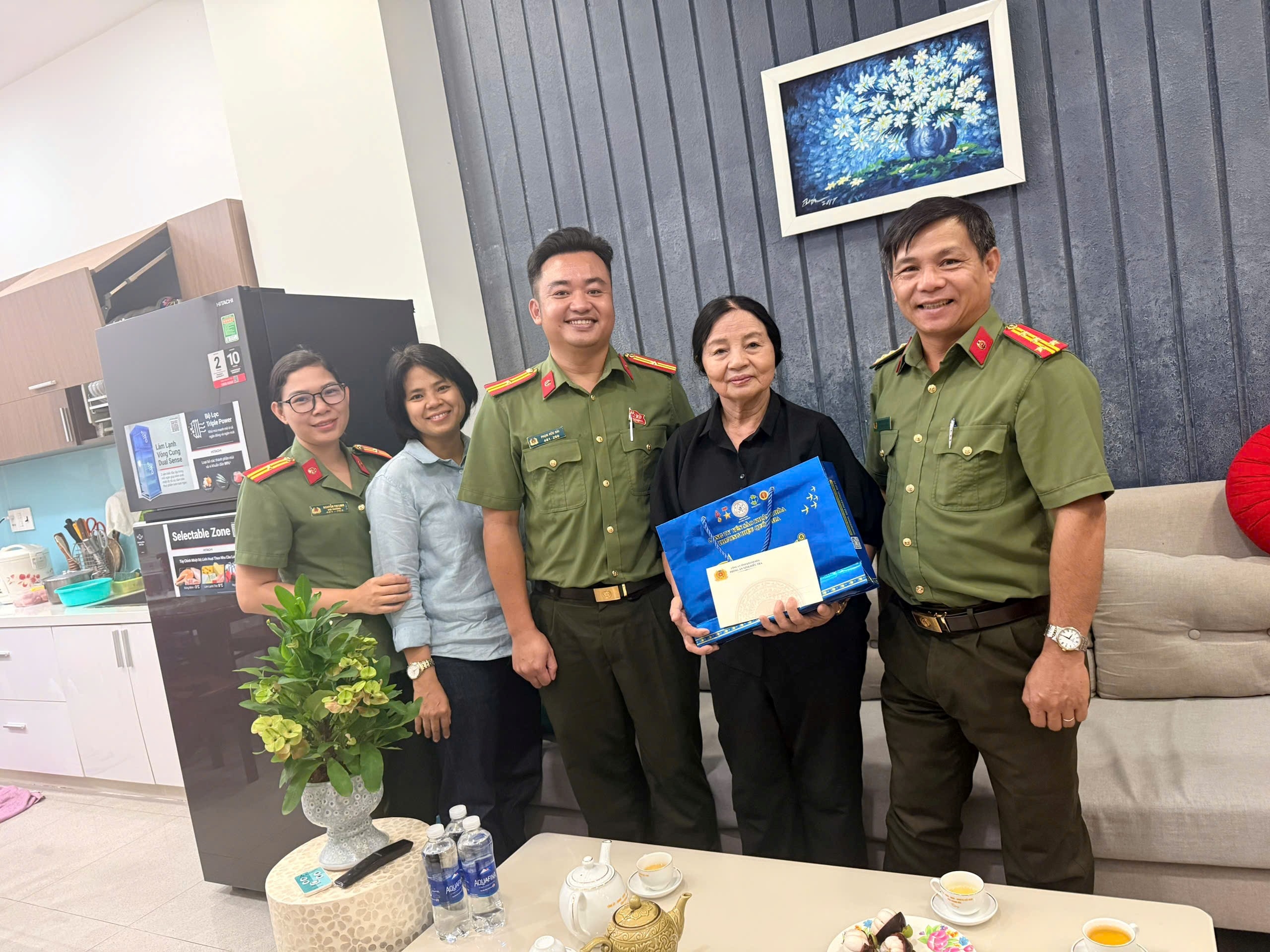 Phòng An ninh điều tra Công an tỉnh Khánh Hòa thăm, tặng quà thân nhân gia đình các Liệt sỹ, anh hùng lực lượng vũ trang nhân dân.