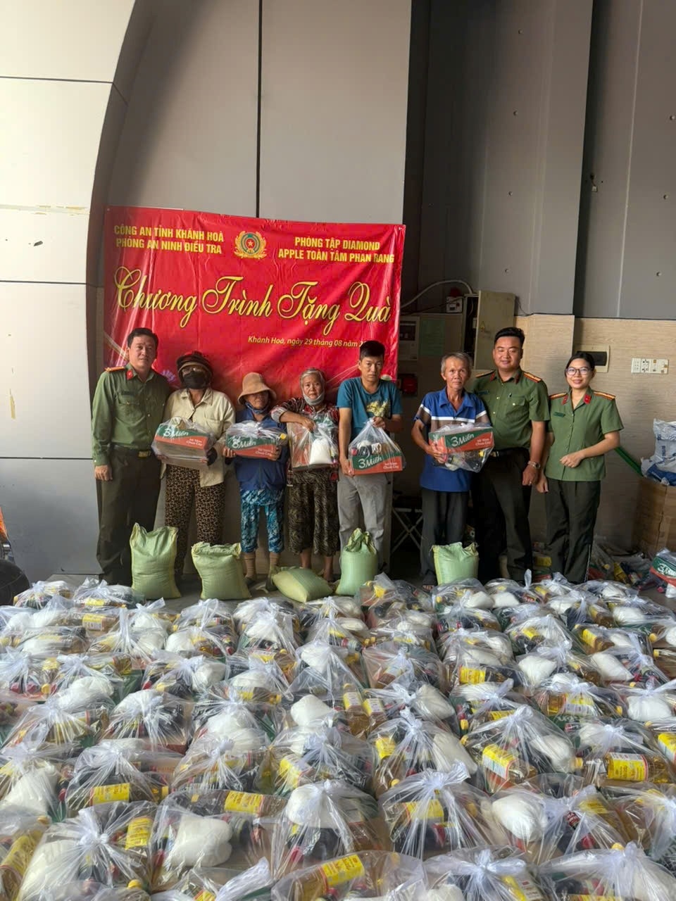 Lan tỏa tinh thần “Ba Nhất” qua hoạt động tặng quà tại phường Phan Rang
