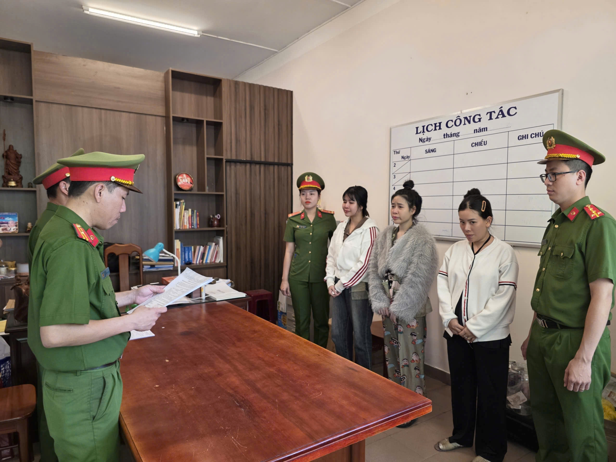 Khởi tố, bắt tạm giam 02 