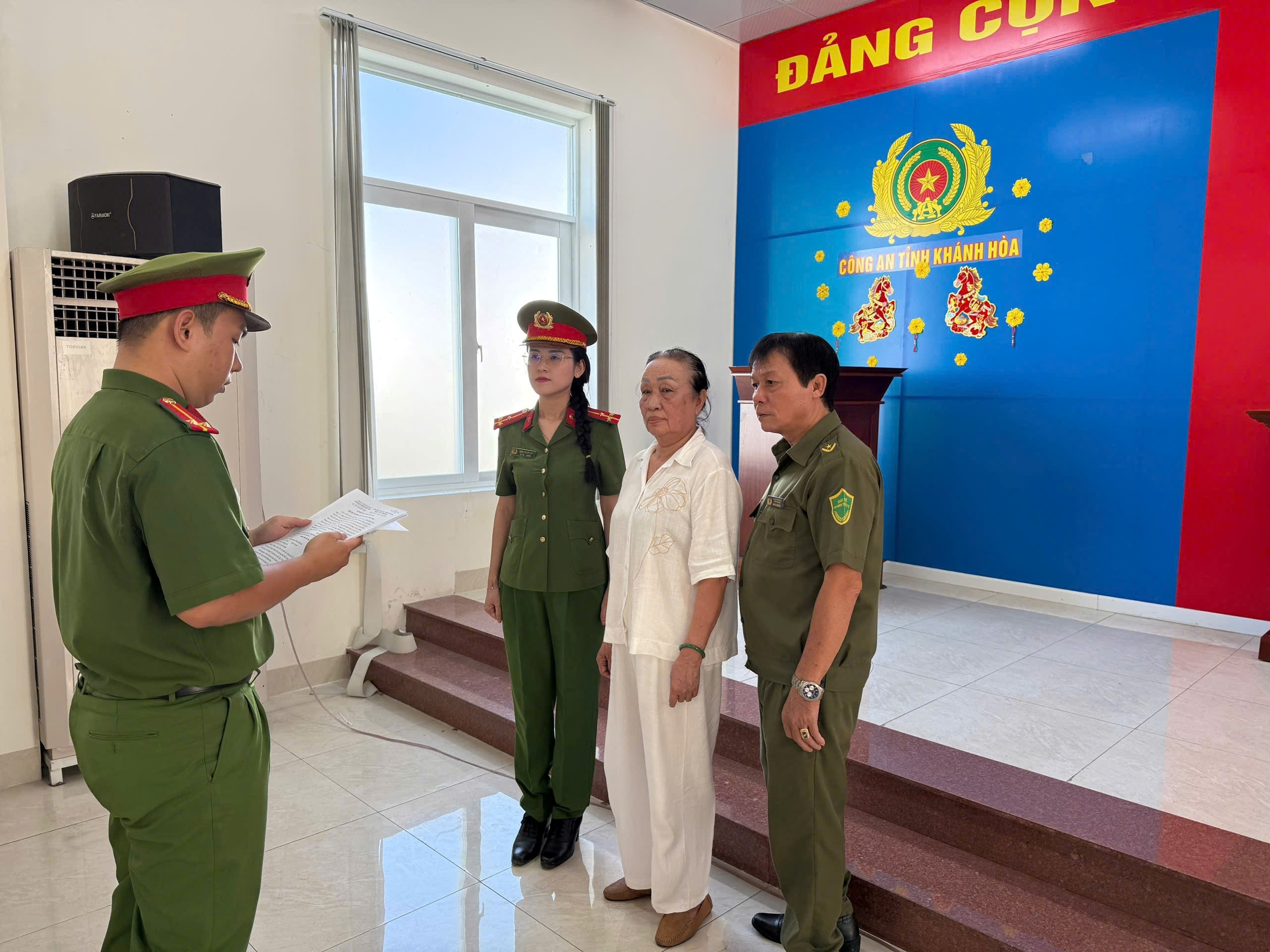 Khởi tố, bắt tạm giam người phụ nữ mạo danh người khác đến ngân hàng vay thế chấp tài sản