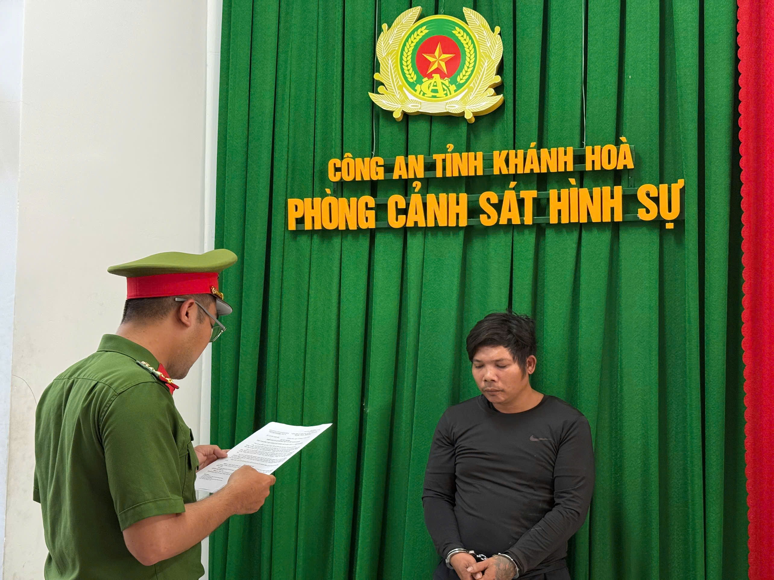 Bắt đối tượng hiếp dâm người dưới 16 tuổi tại xã Vạn Hưng