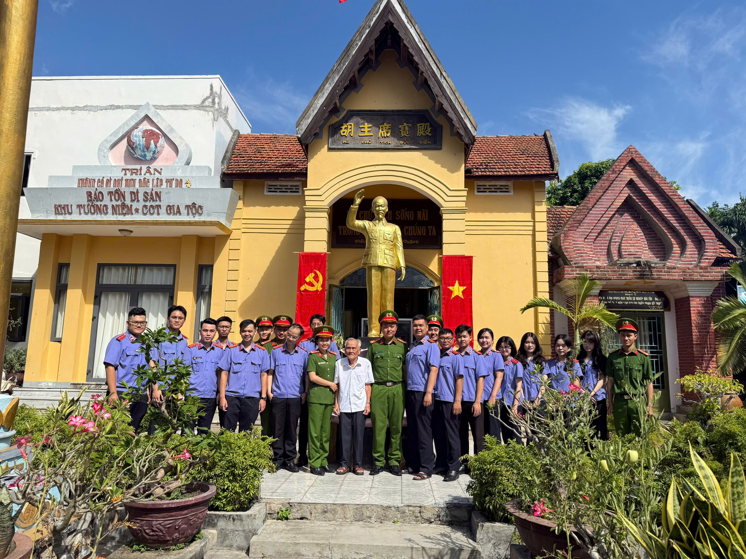 Phòng Cảnh sát kinh tế: Dâng hương tưởng nhớ Chủ tịch Hồ Chí Minh - Lan tỏa giá trị truyền thống, khơi dậy khát vọng cống hiến