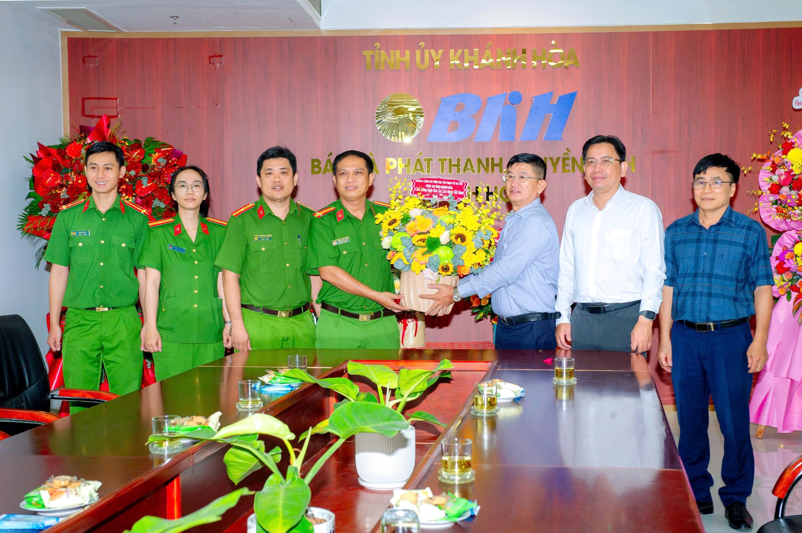 Phòng Cảnh sát điều tra tội phạm về ma túy, Công an tỉnh Khánh Hòa thăm, chúc mừng các cơ quan báo chí nhân ngày 21/6