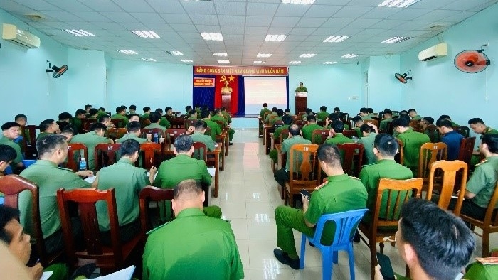 Công an tỉnh Khánh Hòa tổ chức tập huấn, cấp chứng chỉ về quản lý và sử dụng vũ khí, công cụ hỗ trợ