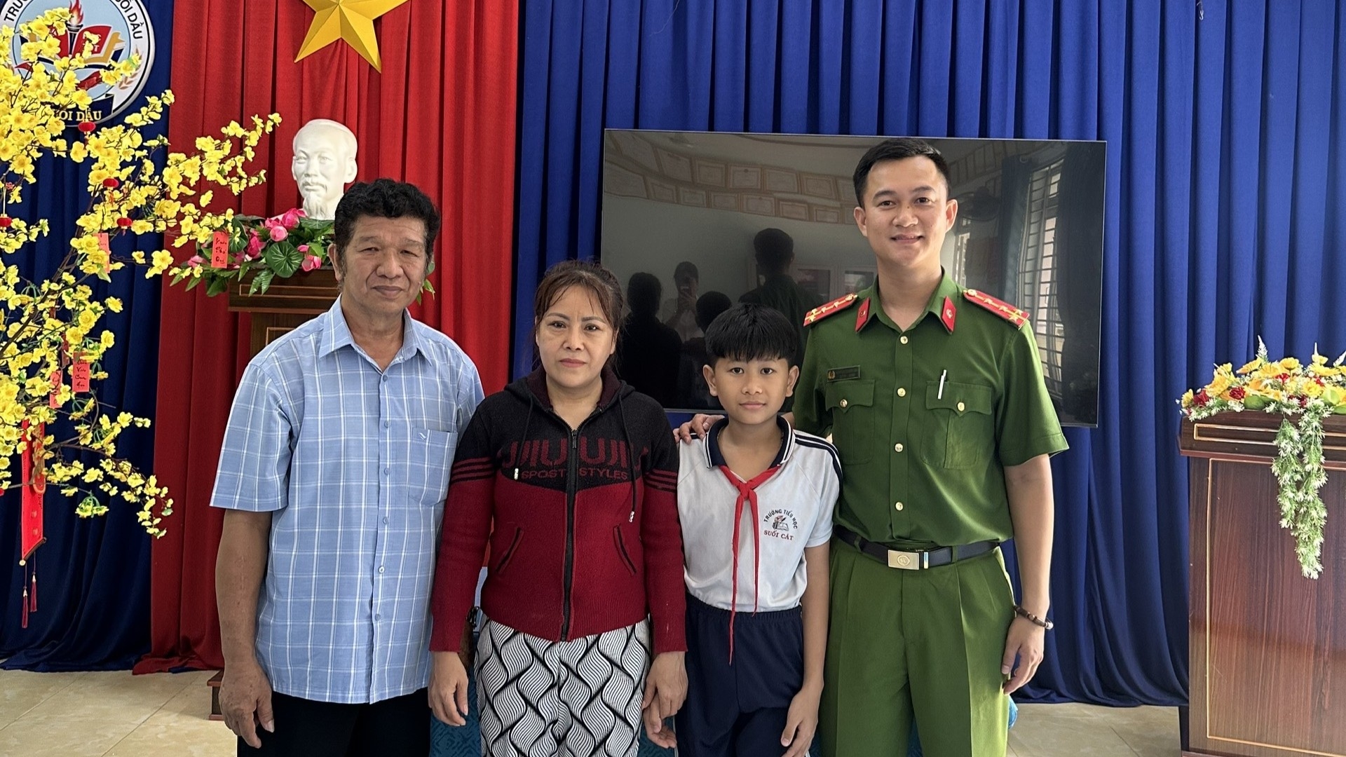 Phòng Cảnh sát Quản lý hành chính về trật tự xã hội - Công an tỉnh Khánh Hòa nhận nuôi, đỡ đầu 01 em học sinh có hoàn cảnh khó khăn