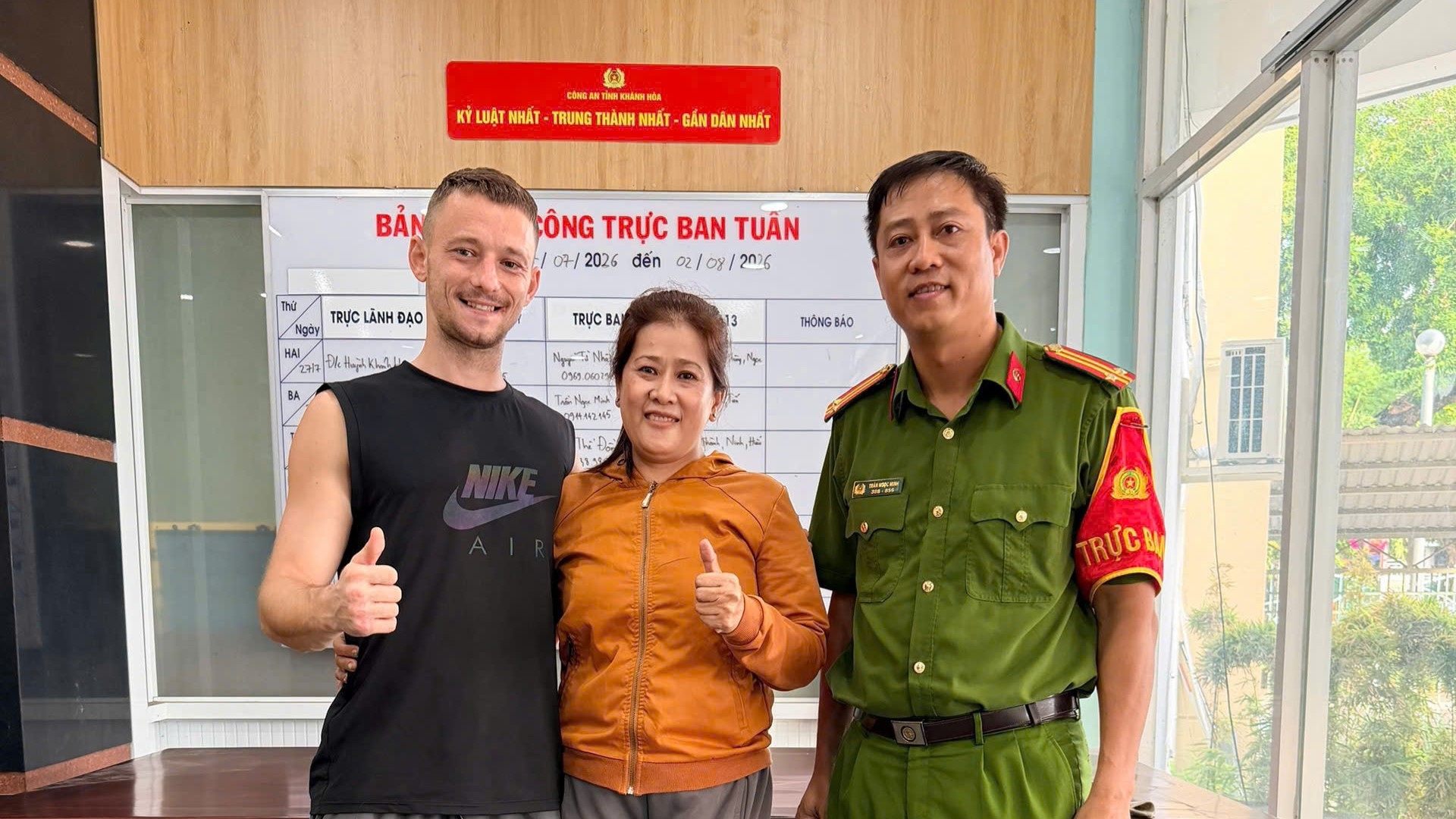 Phòng Cảnh sát Quản lý hành chính về trật tự xã hội - Công an tỉnh Khánh Hòa đã kịp thời hỗ trợ một du khách người Nga nhận lại chiếc điện thoại bị đánh rơi