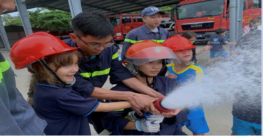 Trải nghiệm phòng cháy, chữa cháy và cứu nạn, cứu hộ cho học sinh mầm non quốc tế