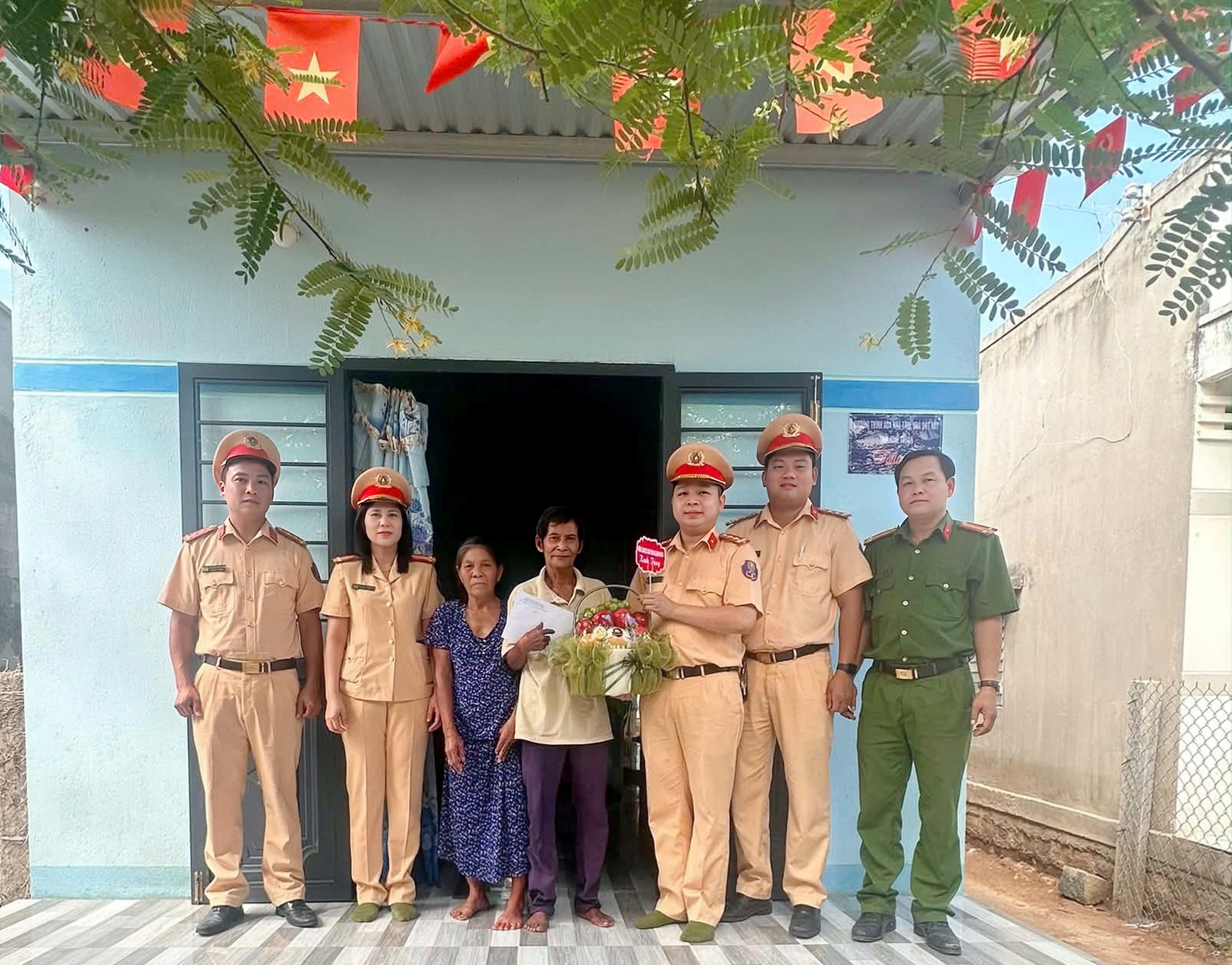 Phòng CSGT Công an tỉnh Khánh Hòa thăm, tặng quà gia đình thương binh nhân kỷ niệm 79 năm Ngày Thương binh - Liệt sĩ (27/7/1947 - 27/7/2026)