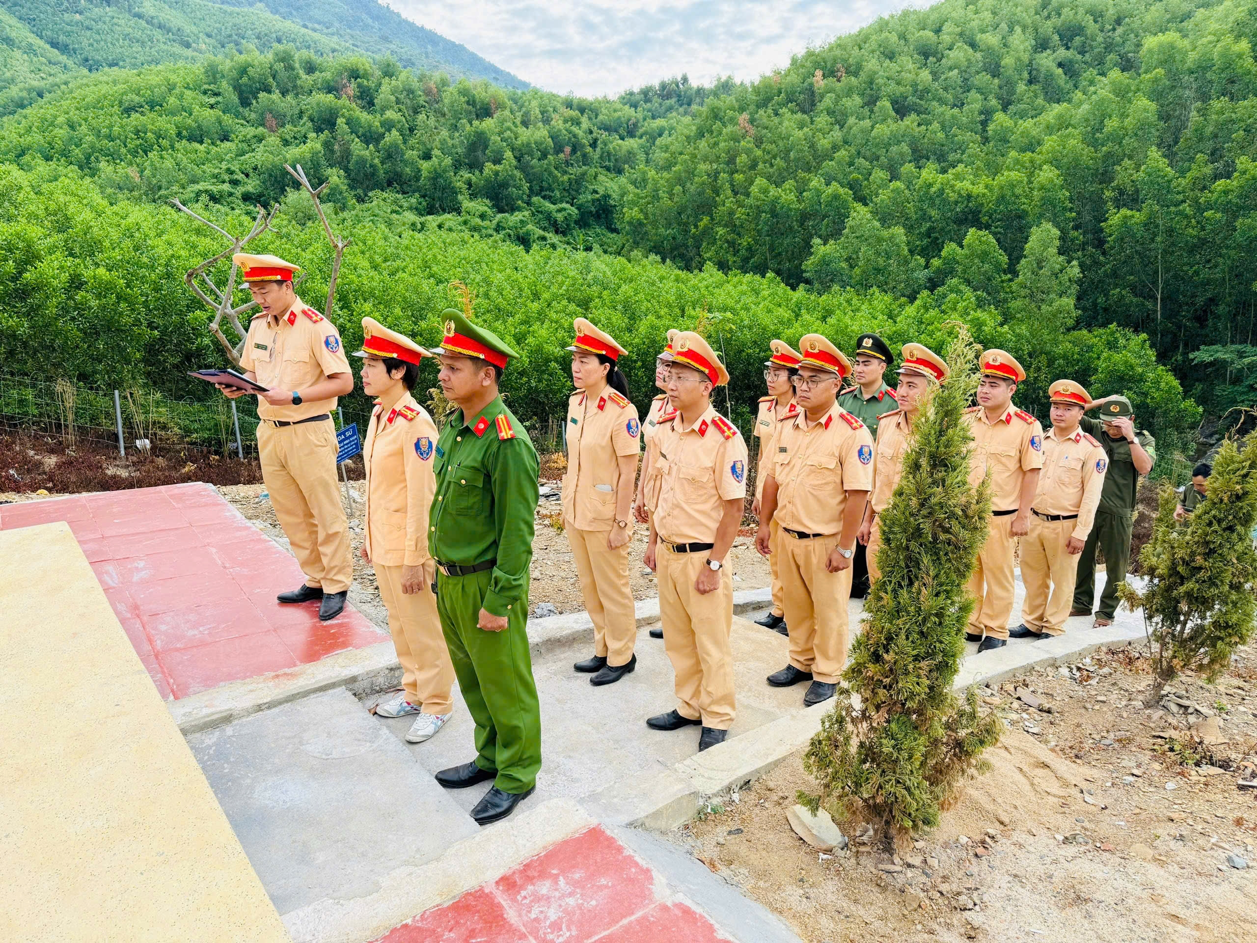 Phòng Cảnh sát giao thông Công an Khánh Hòa phát huy truyền thống 