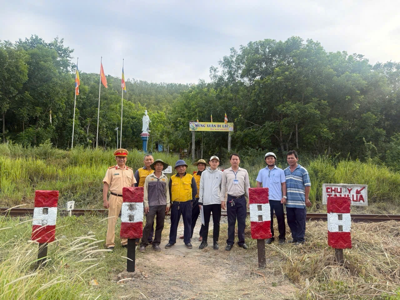 Phòng Cảnh sát giao thông phối hợp rào, thu hẹp các lối đi tự mở qua đường sắt, bảo đảm an toàn giao thông