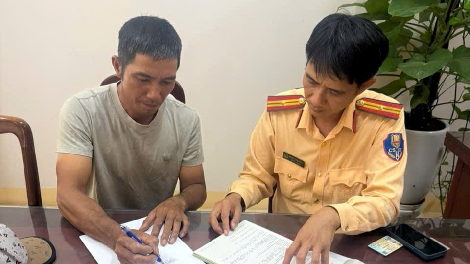Phòng Cảnh sát giao thông phối hợp Công an xã Tân Định xử lý nghiêm hành vi đỗ xe nơi đường bộ giao nhau