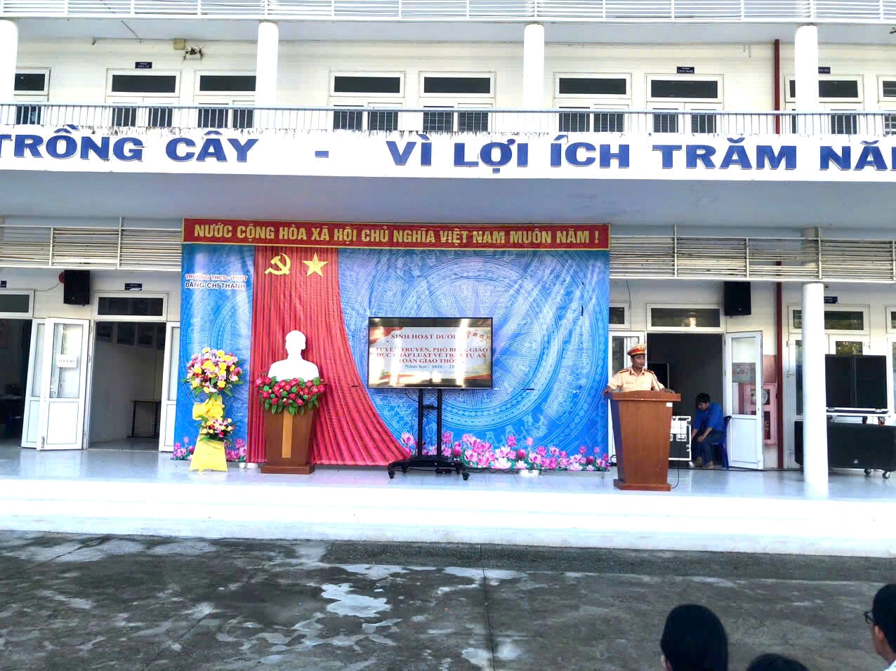 Đội CSGT Đường bộ số 2, Phòng Cảnh sát giao thông Công an tỉnh Khánh Hòa tuyên truyền luật TTATGT tại các trường học