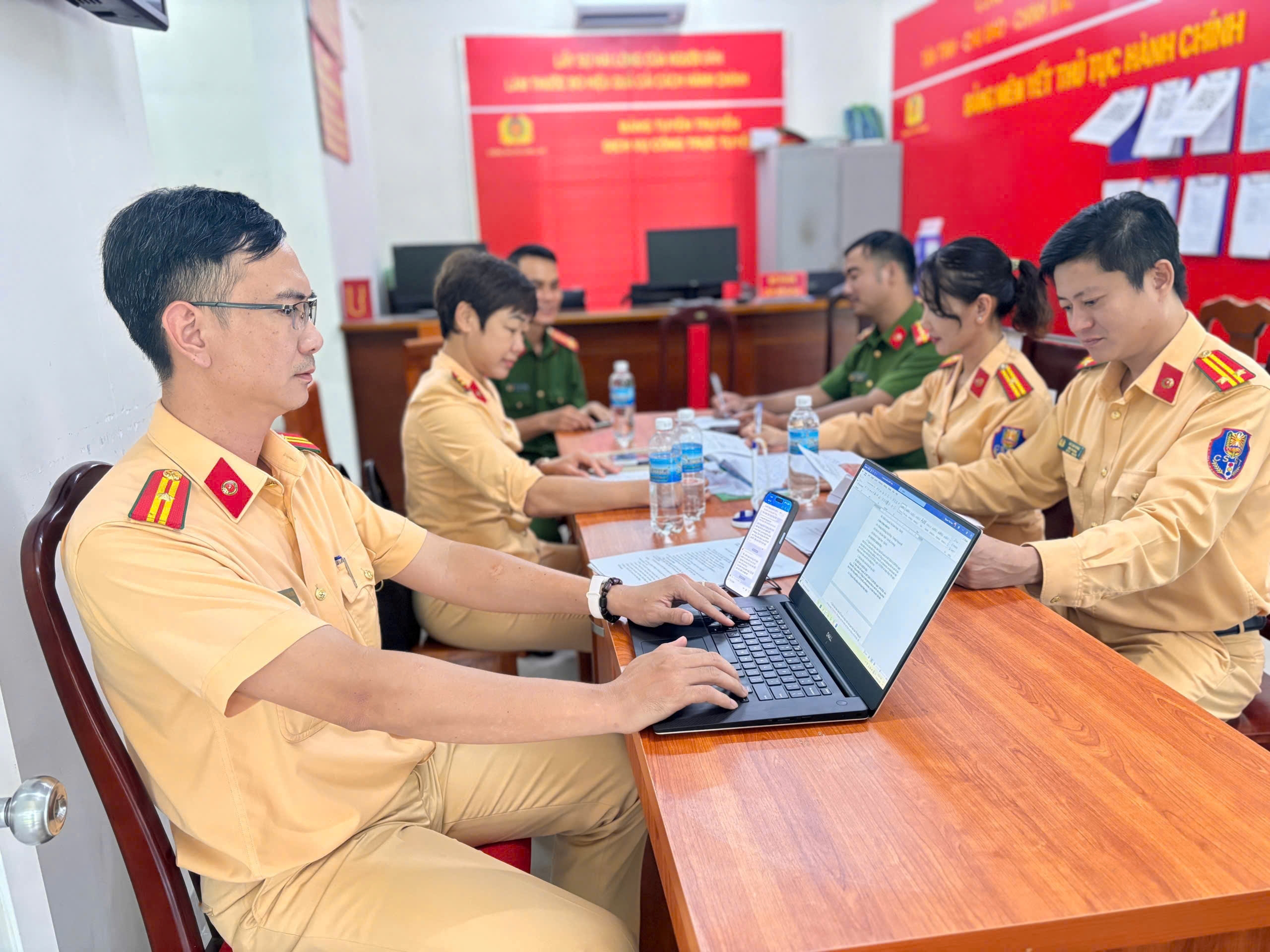 Phòng Cảnh sát giao thông phối hợp cùng Công an cấp xã, phường thực hiện rà soát, làm sạch dữ liệu đăng ký xe.