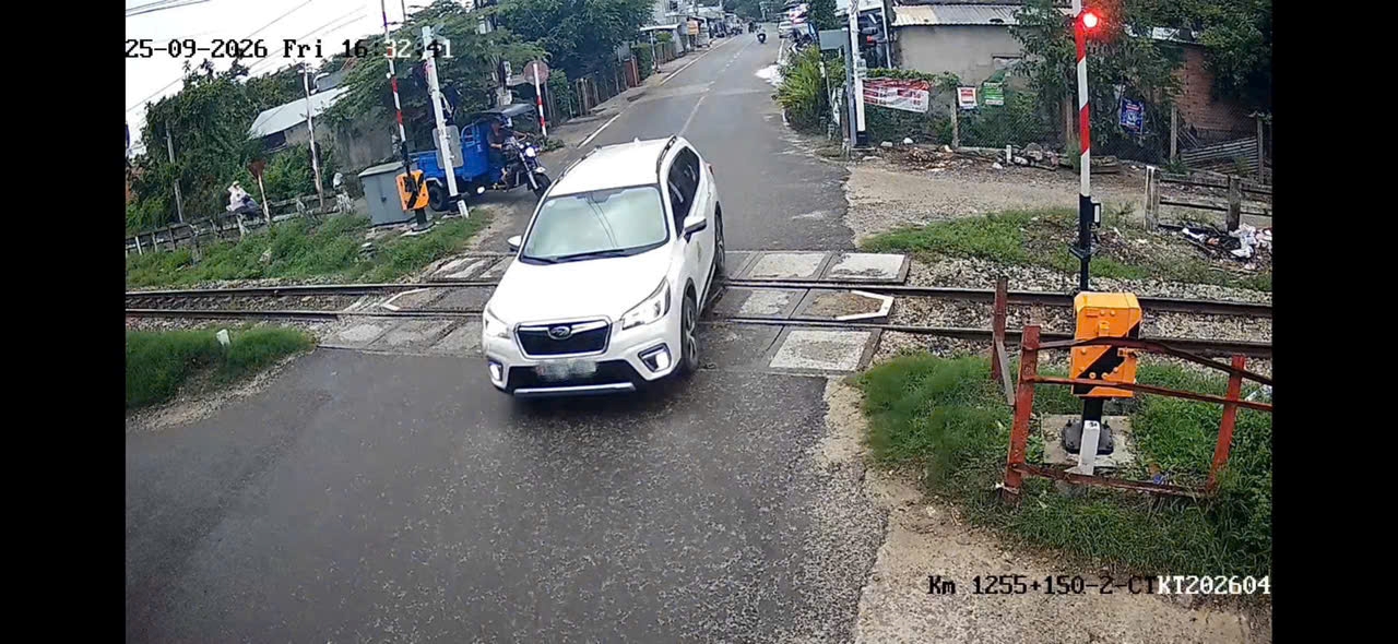 Phòng Cảnh sát giao thông xử lý vi phạm qua camera từ gắc chắn đường sắt