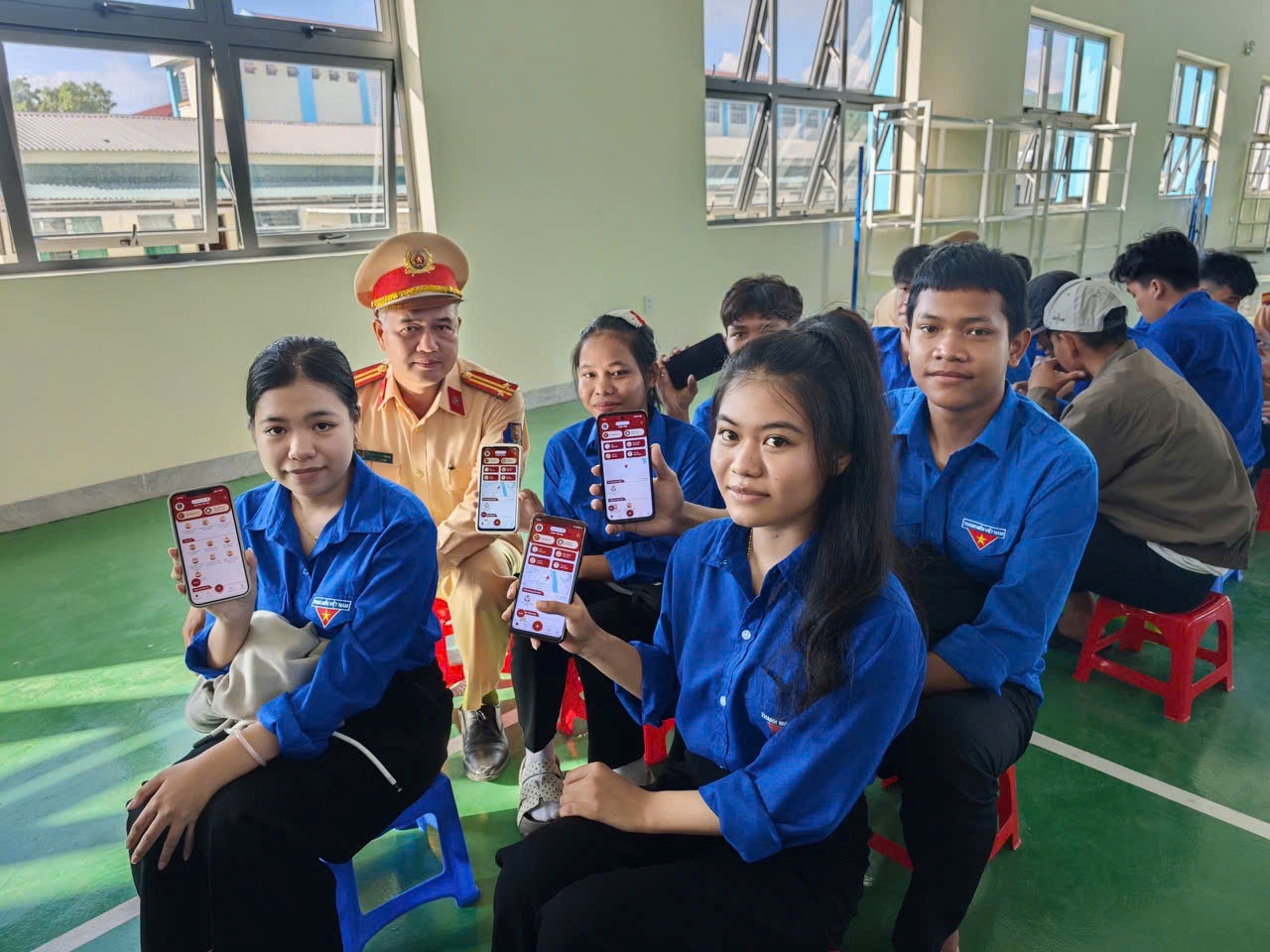 Phòng Cảnh sát giao thông tuyên truyền lái xe an toàn, đẩy mạnh chuyển đổi số trong trường học trên địa bàn xã Bác Ái Đông