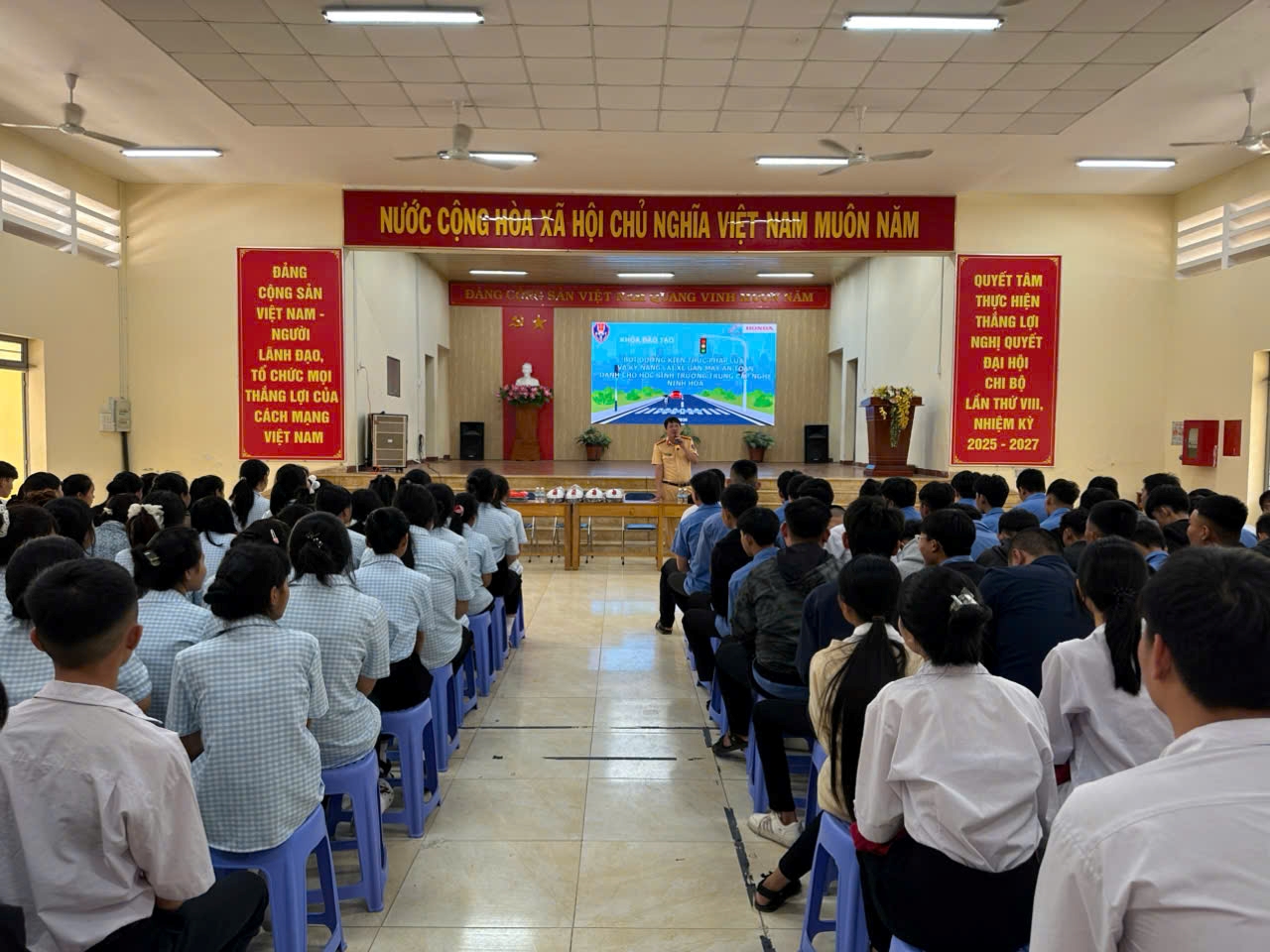 Phòng Cảnh sát giao thông Công an tỉnh Khánh Hòa tuyên truyền Trường trung cấp nghề Ninh Hòa