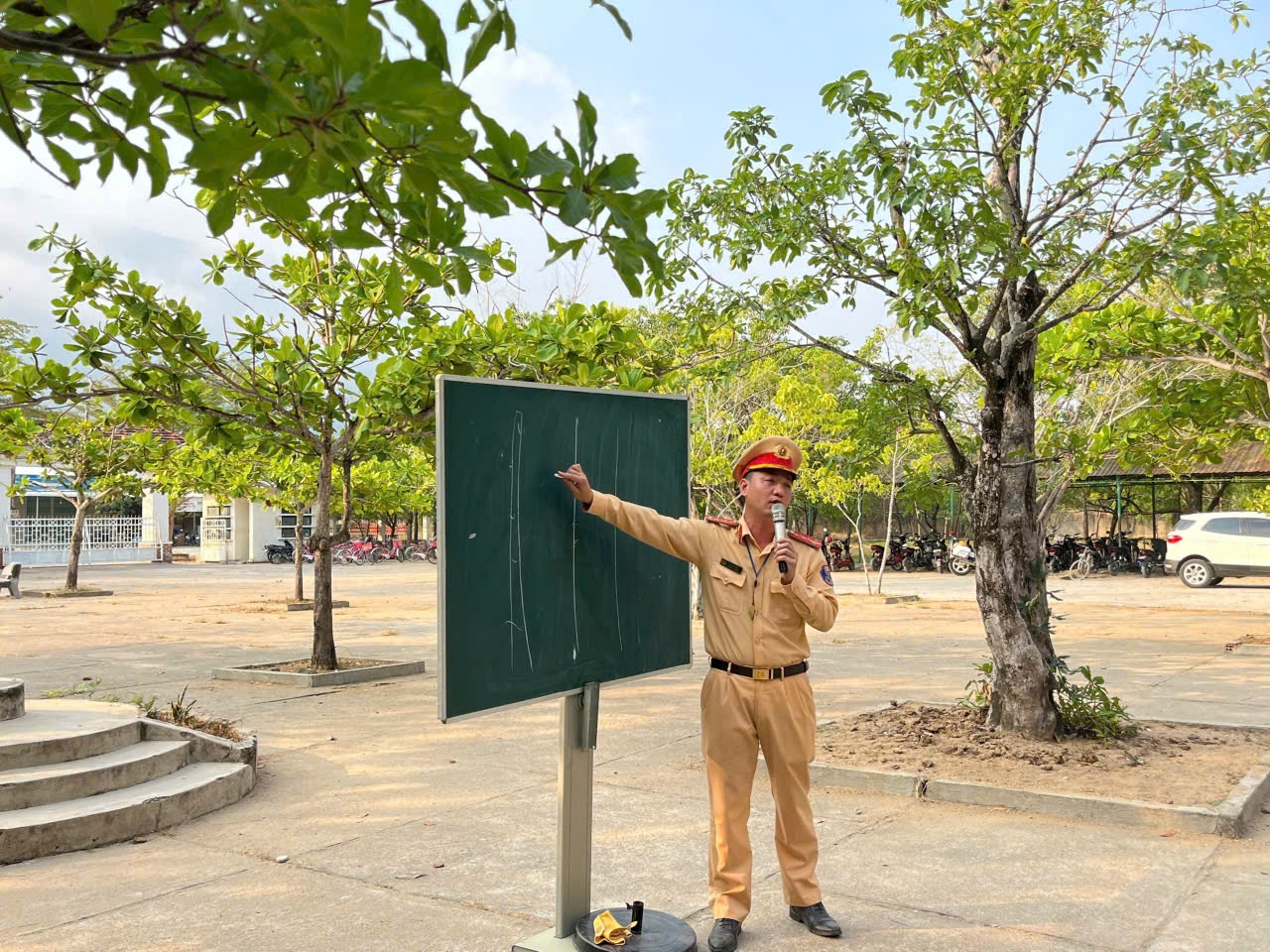 Phòng Cảnh sát giao thông Công an tỉnh Khánh Hòa đẩy mạnh công tác tuyên truyền về luật TTATGT trong lứa tuổi học sinh