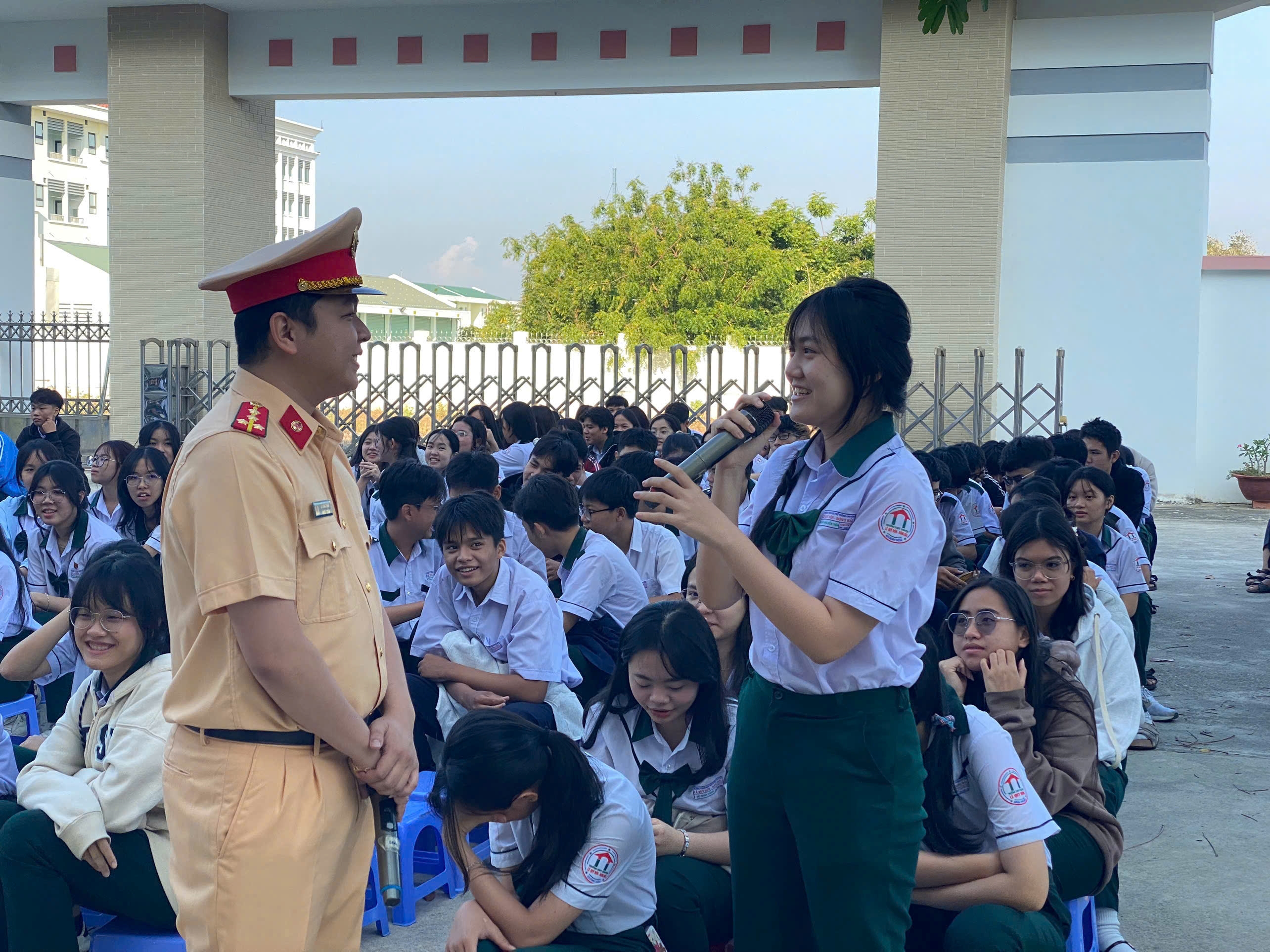 Tuyên truyền pháp luật giao thông và kỹ năng lái xe an toàn cho học sinh Trường THPT chuyên Lê Quý Đôn – Đông Hải