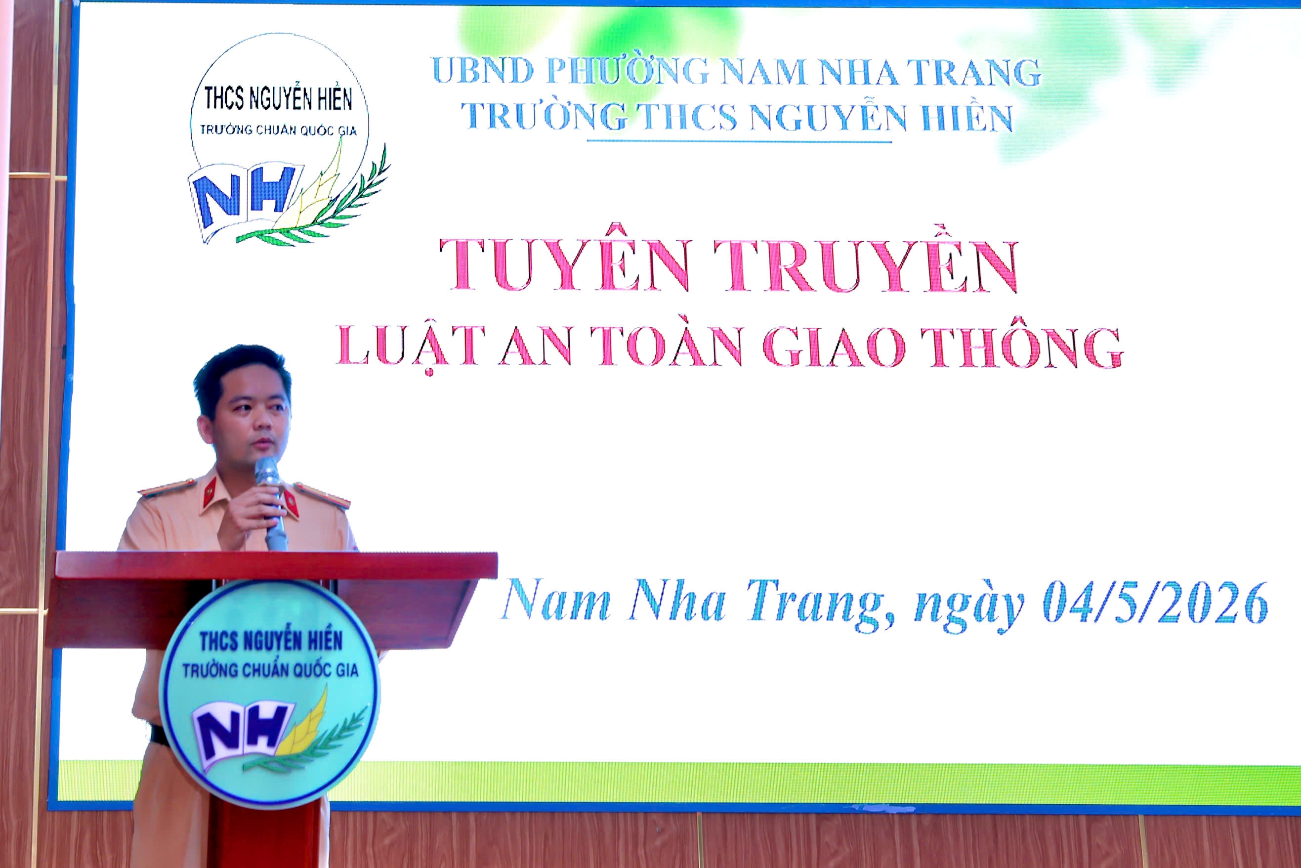 Phòng Cảnh sát giao thông tuyên truyền Luật An toàn giao thông tại tường THCS Nguyễn Hiền
