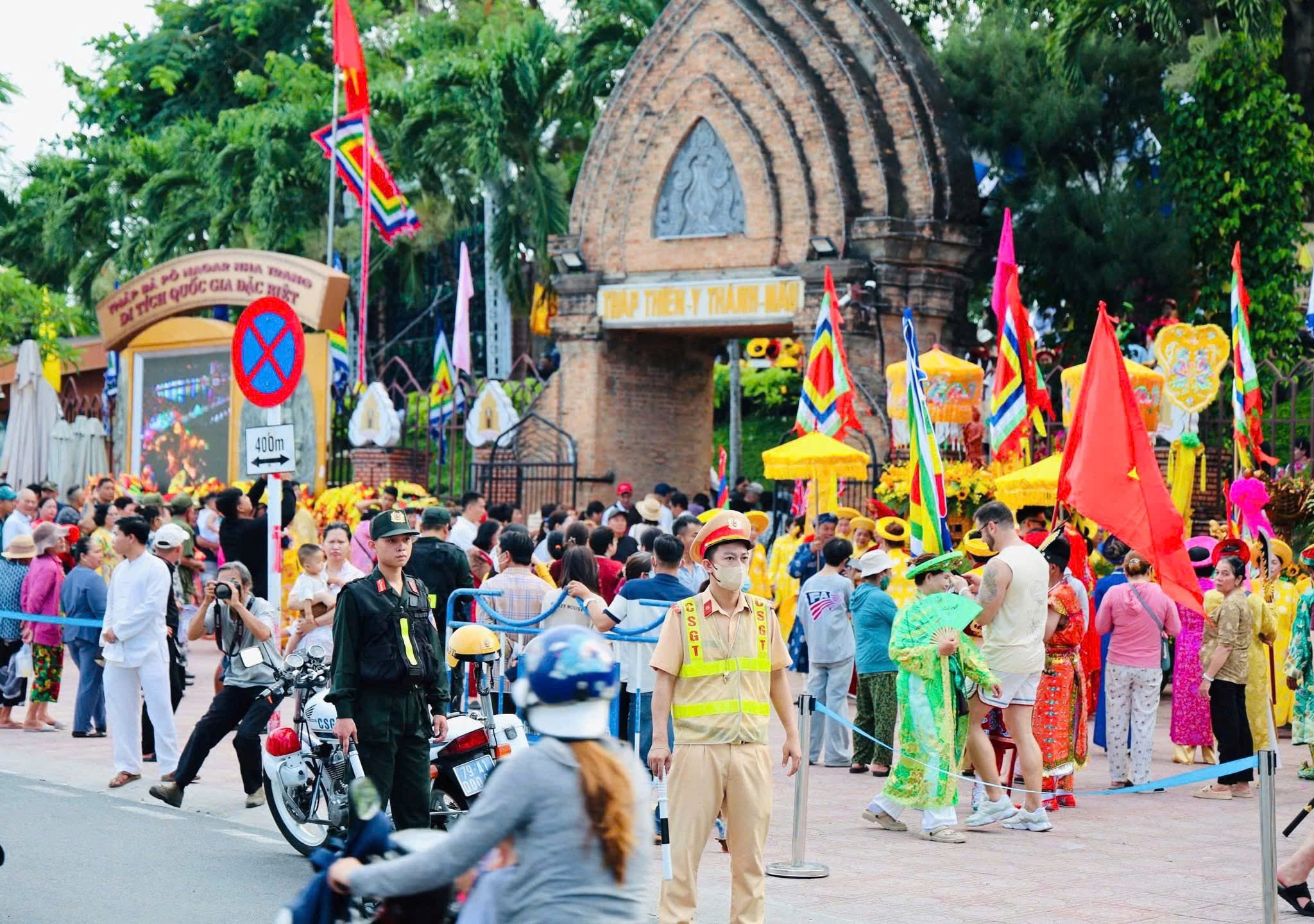 Phòng Cảnh sát giao thông Công an tỉnh Khánh Hòa đảm bảo an ninh trật tự chương trình khai mạc Lễ hội Tháp Bà Ponagar năm 2026
