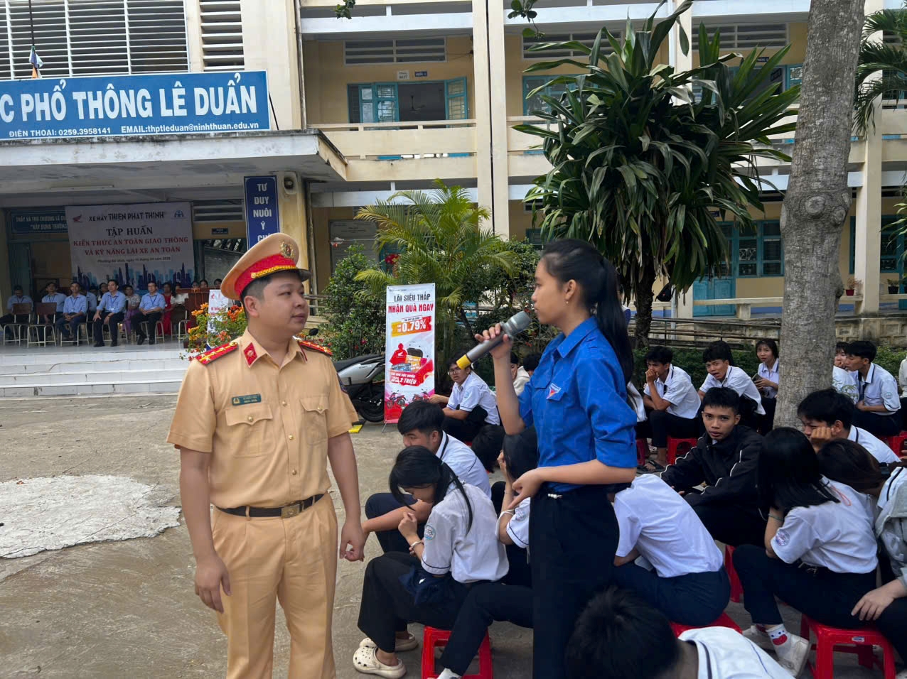 Phòng Cảnh sát giao thông tuyên truyền pháp luật tại trường THPT Nguyễn Du, phường Đô Vinh