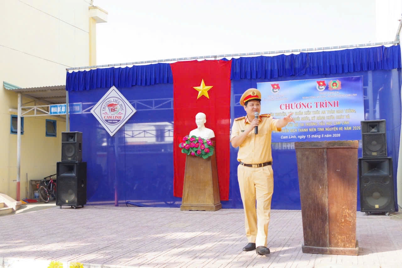 Phòng Cảnh sát giao thông Công an tỉnh Khánh Hòa tuyên truyền Luật Trật tự, an toàn giao thông tại trường Tiểu học Cam Linh.