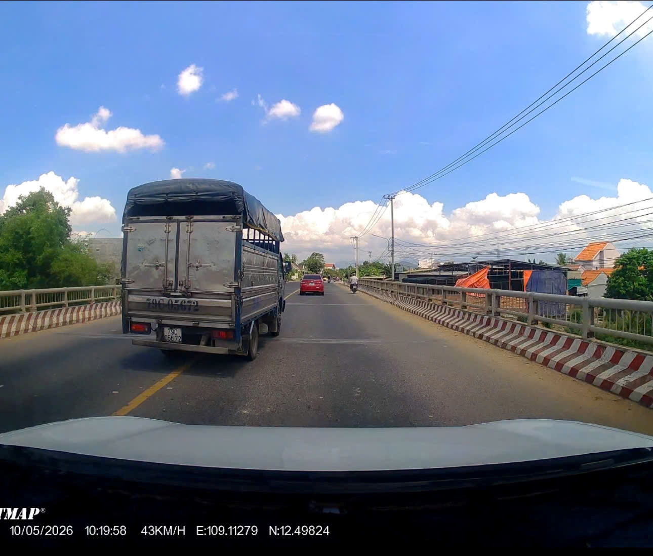 Phòng Cảnh sát giao thông Công an tỉnh Khánh Hòa xử lý nghiêm tài xế xe tải vượt ẩu