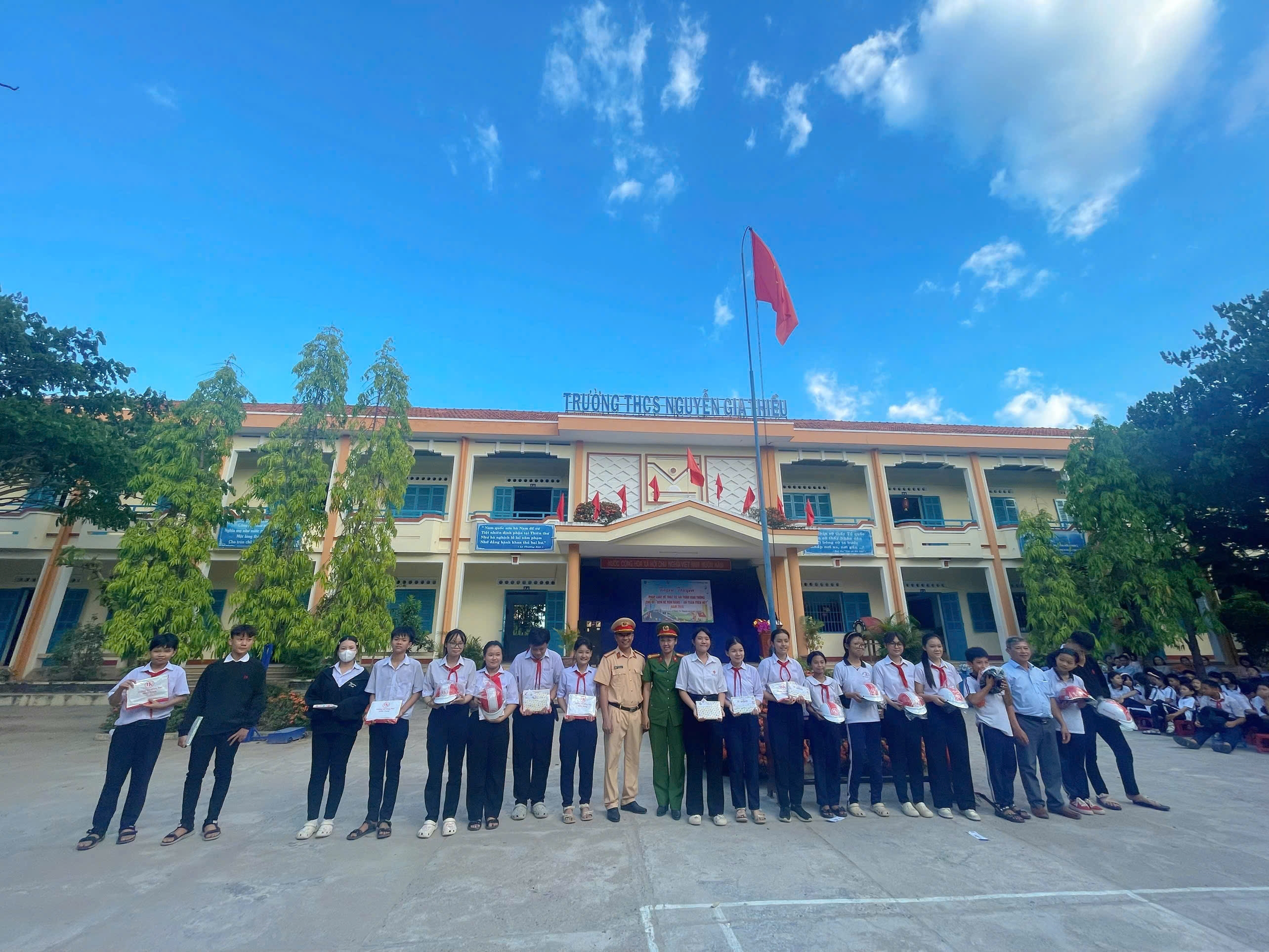 Phòng Cảnh sát giao thông Công an tỉnh Khánh Hòa tăng cường tuyên truyền pháp luật cho học sinh trước kỳ nghỉ hè