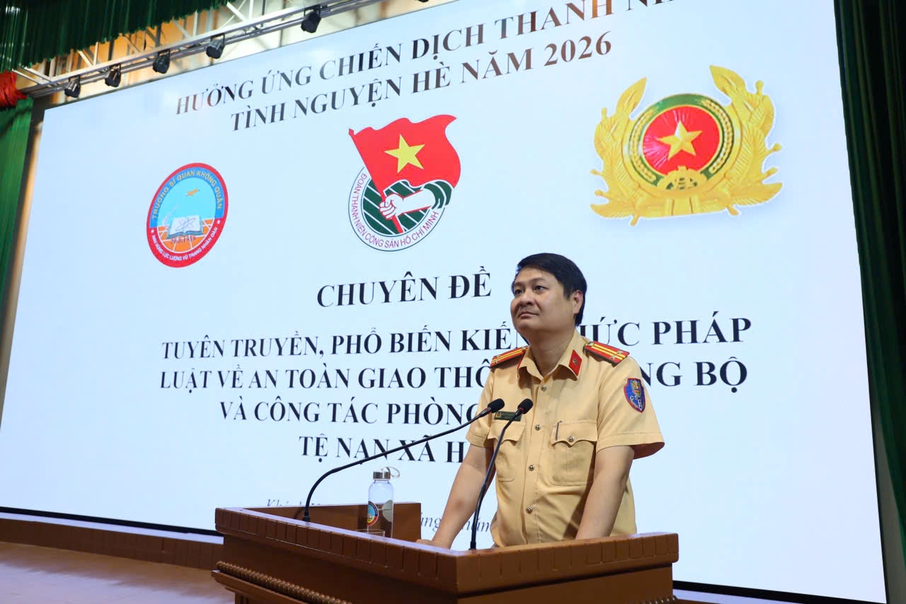 Phòng Cảnh sát giao thông Công an tỉnh Khánh Hòa tổ chức tuyên truyền tai trường Sĩ quan Không quân