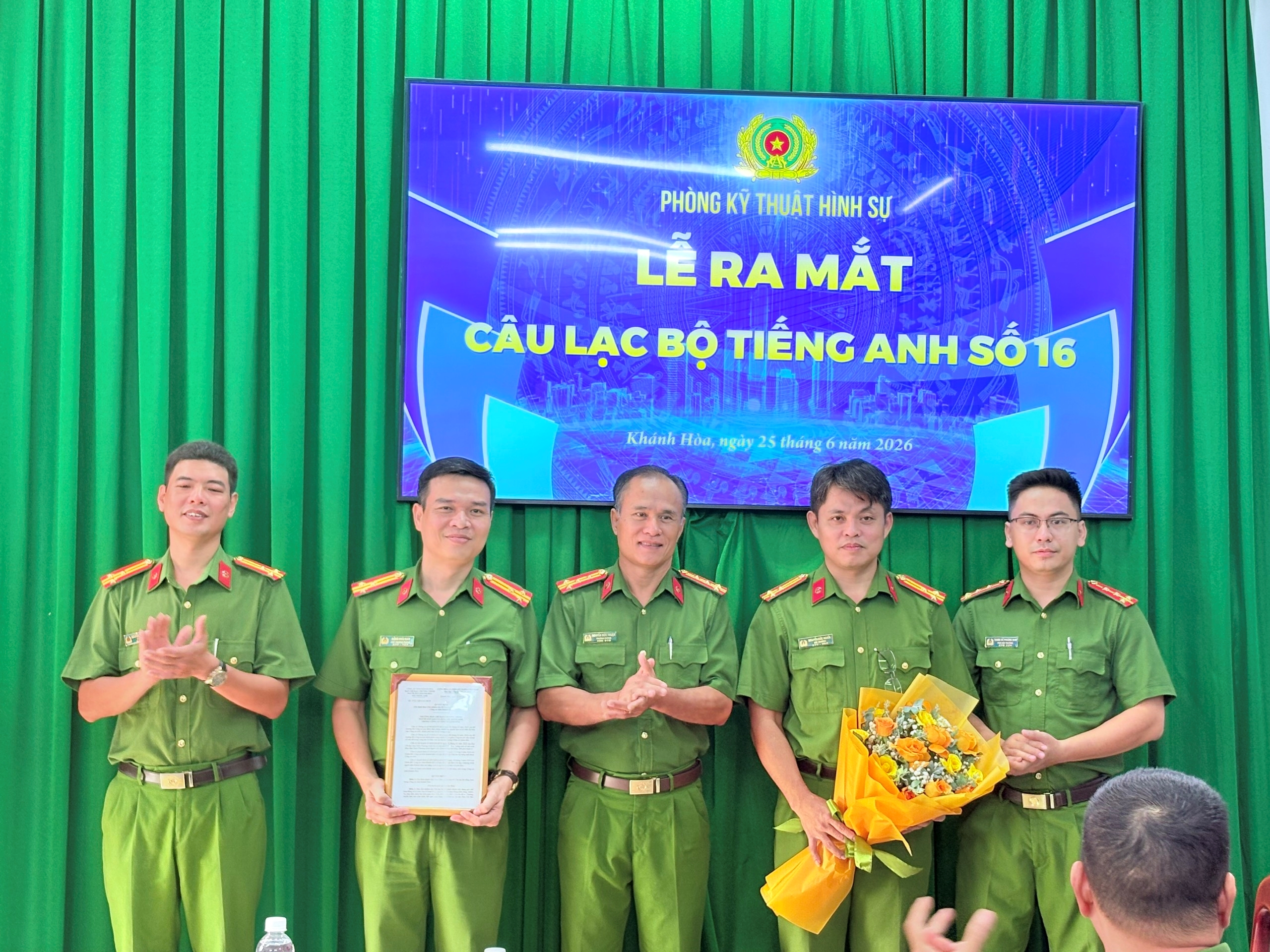 Phòng Kỹ thuật hình sự ra mắt Câu lạc bộ tiếng Anh số 16
