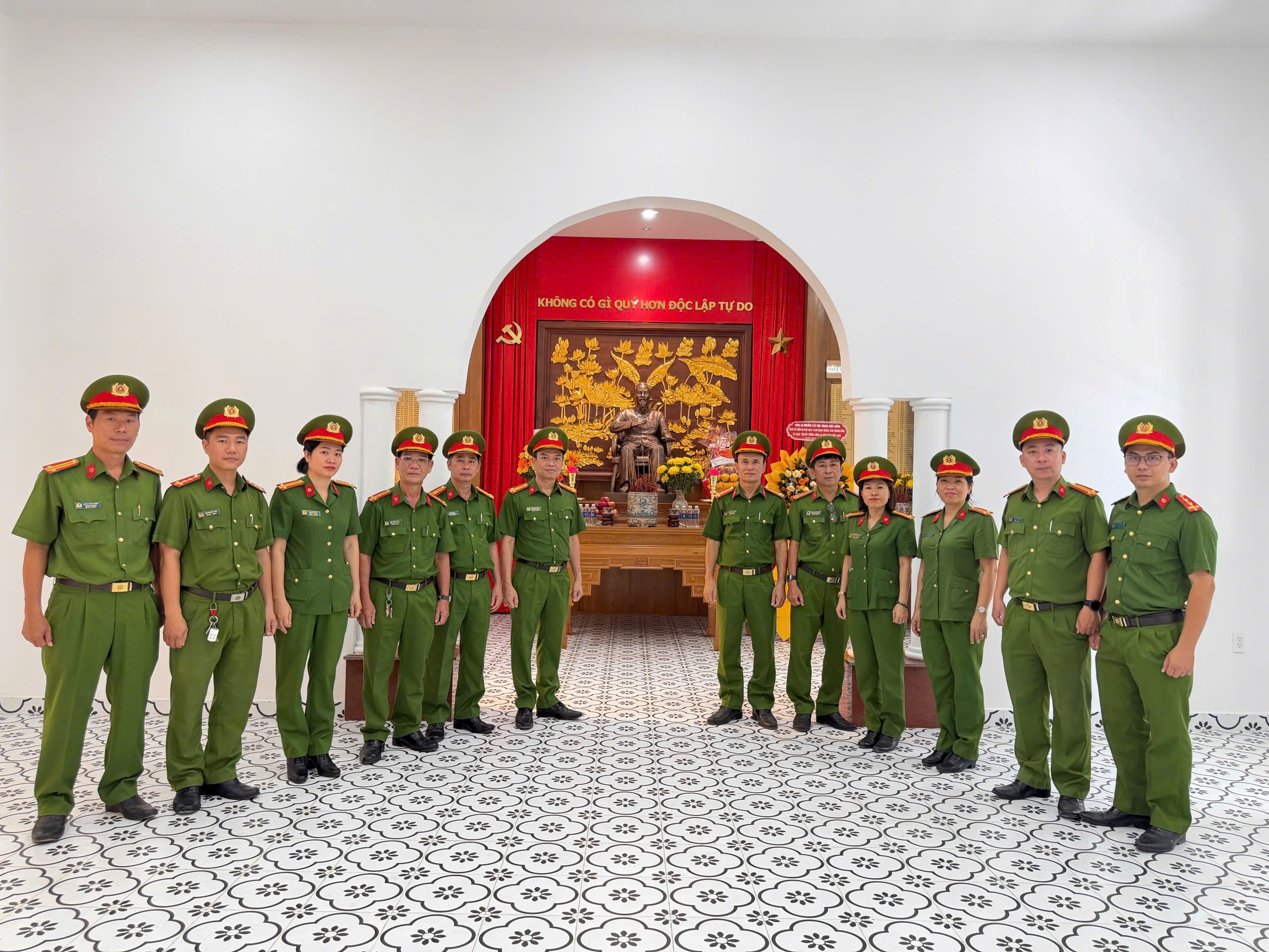 Phòng Kỹ thuật hình sự Công an tỉnh Khánh Hòa tổ chức hoạt động dâng hương, dâng hoa tại Nhà Bảo tàng Công an tỉnh Khánh Hòa.