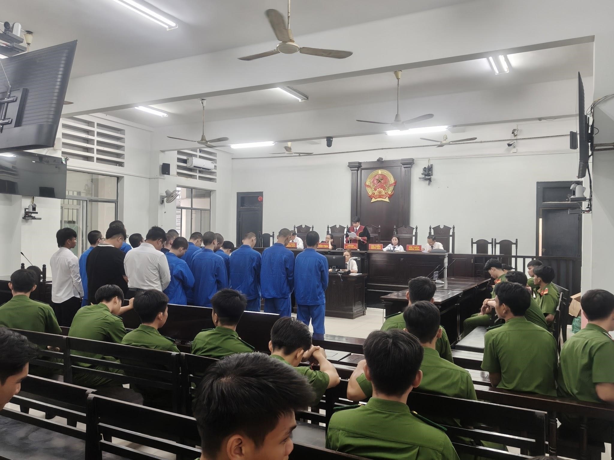 Bản án nghiêm minh của pháp luật đối với 19 bị cáo trong vụ gây rối trật tự công cộng bằng hung khí nguy hiểm