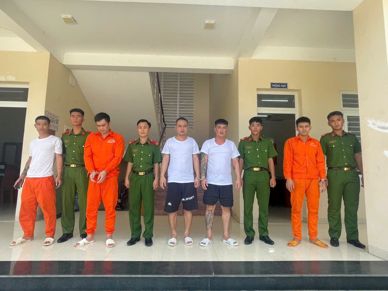 Phòng Cảnh sát thi hành án hình sự Công an tỉnh tổ chức áp giải an toàn 05 phạm nhân đến Phân trại tạm giam Ninh Hòa
