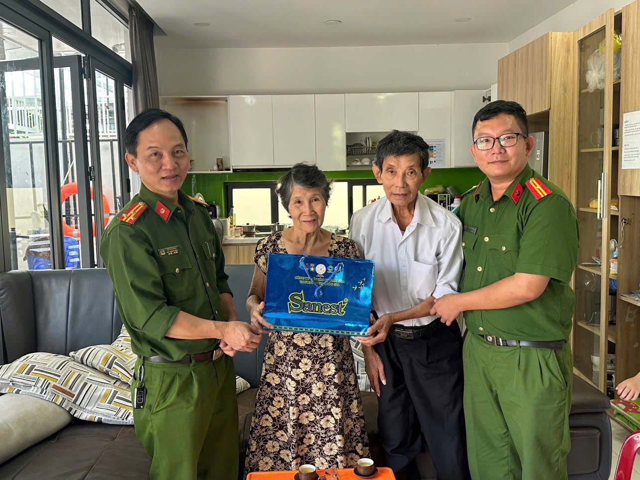 Đoàn Thanh niên Trại Tạm giam số 1 tổ chức thăm hỏi, tặng quà thân nhân cán bộ chiến sỹ là thương binh, bệnh binh nhân kỷ niệm Ngày Thương binh - Liệt sỹ 27/7