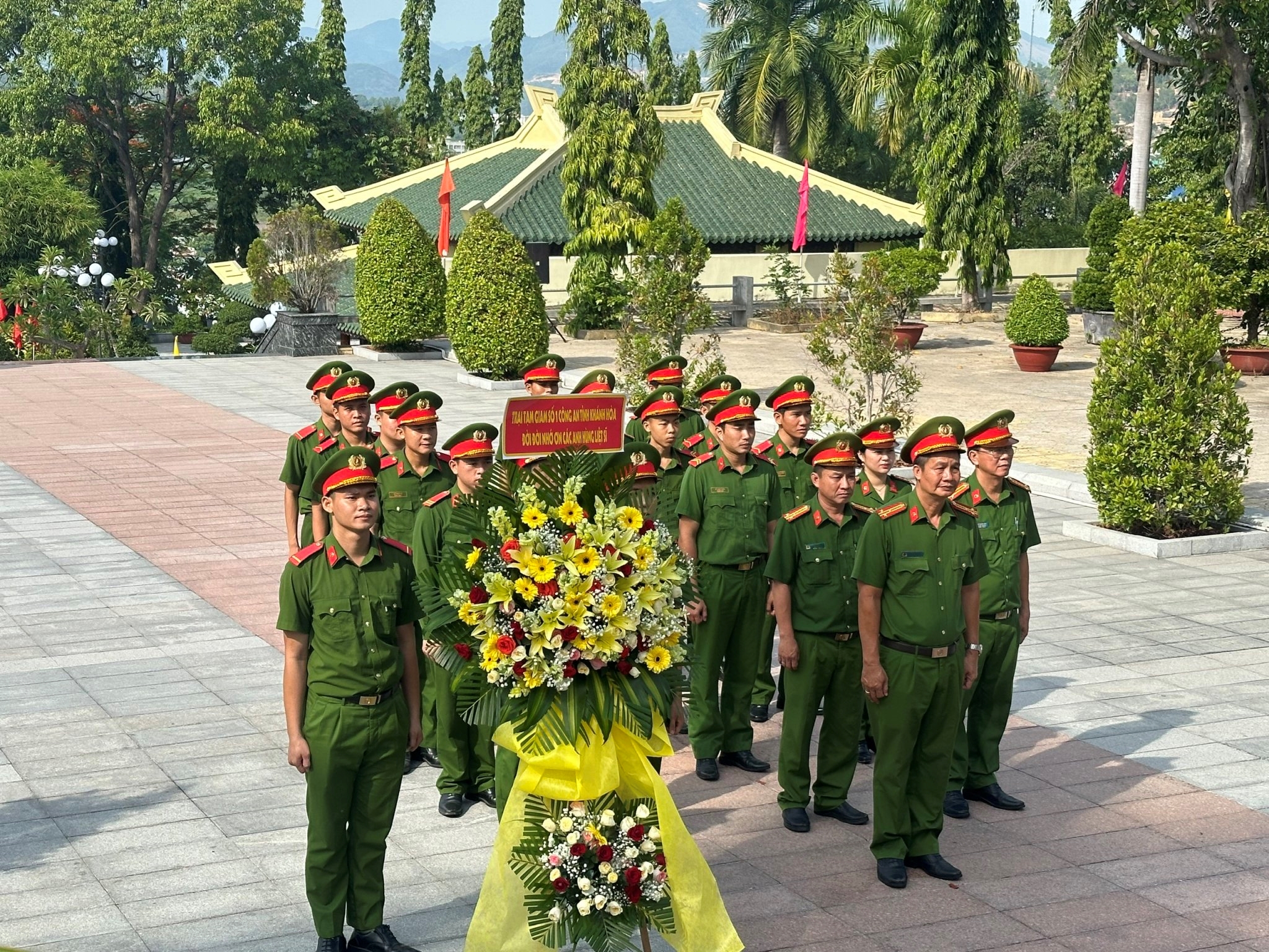 Đoàn Thanh niên và Hội phụ nữ Trại Tạm giam số 1 tổ chức dâng hương, vệ sinh khuôn viên Đài tưởng niệm liệt sỹ Hòn Dung nhân kỷ niệm Ngày Thương binh - Liệt sỹ 27/7