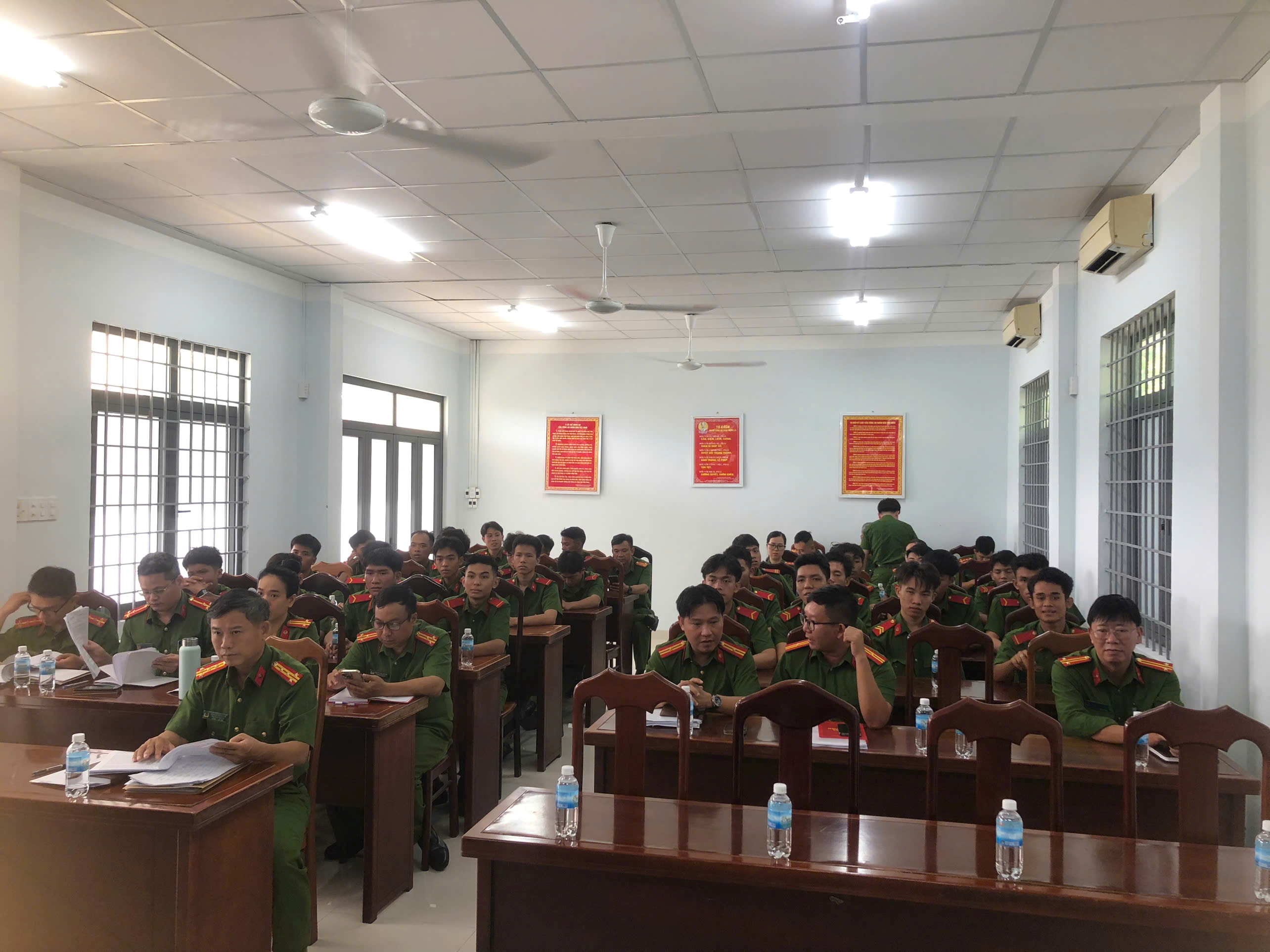 Cán bộ, chiến sĩ Trại tạm giam số 1 tham gia học tập, quán triệt Nghị quyết số 10-NQ/TW của Bộ Chính trị