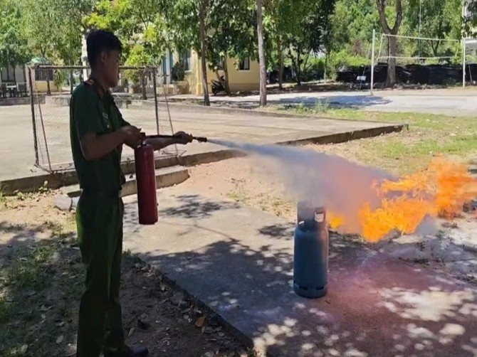 Trại tạm giam số 1 tổ chức tập huấn phòng cháy, chữa cháy cho cán bộ, chiến sĩ