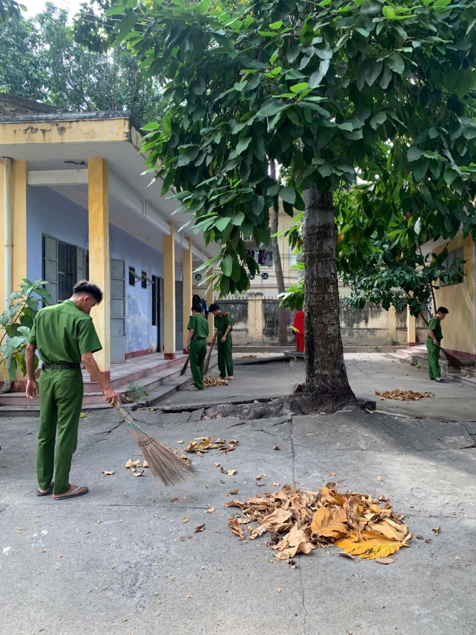 Đoàn viên thanh niên Phân trại tạm giam Cam Ranh ra quân tổng vệ sinh cơ quan, xây dựng môi trường làm việc xanh - sạch - đẹp