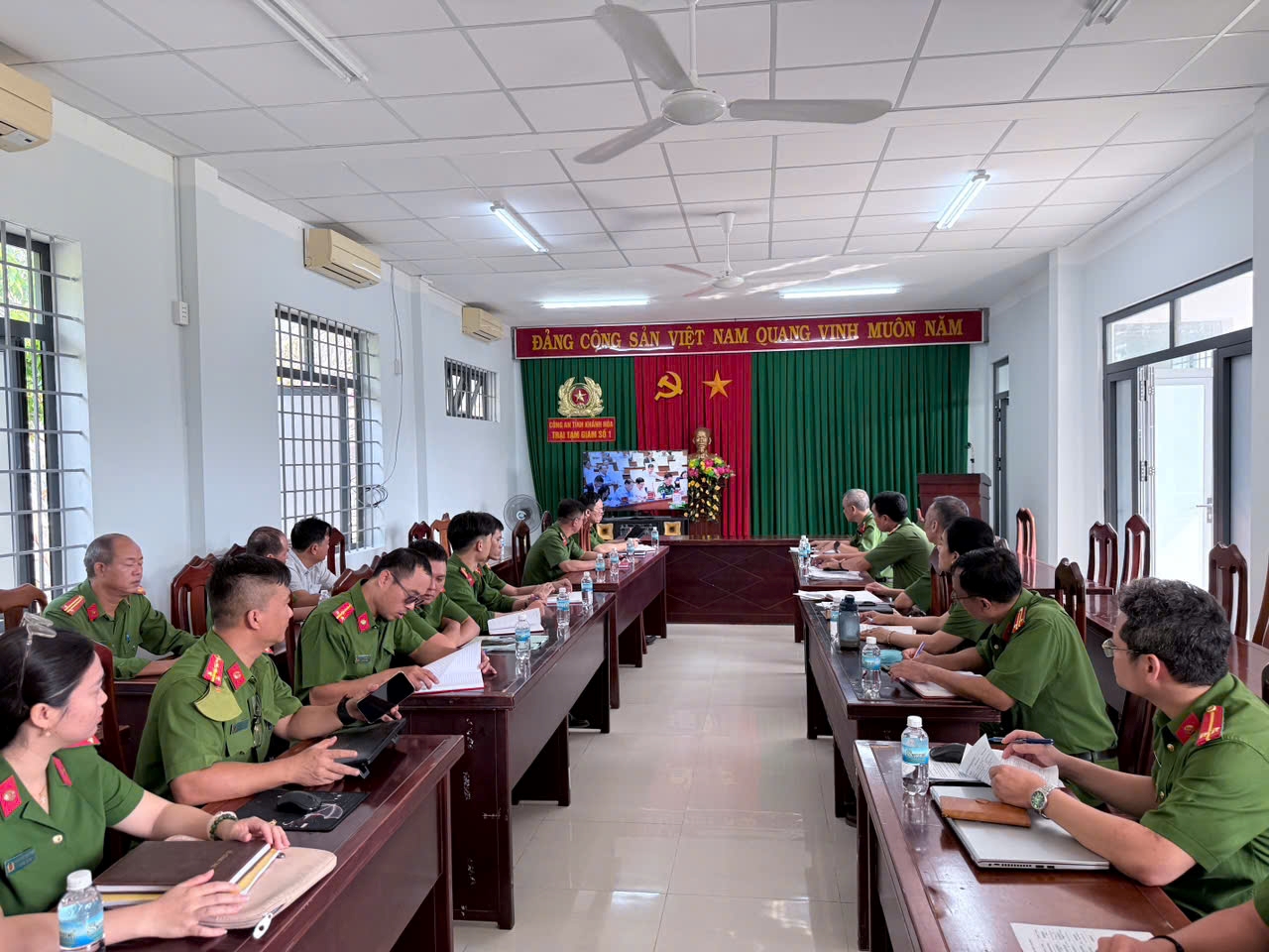 Trại tạm giam số 1 tổ chức học tập, quán triệt Nghị quyết Hội nghị Trung ương lần thứ 2, khóa XIV